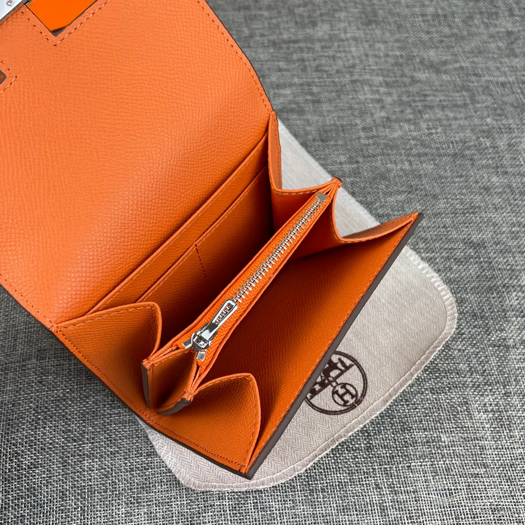 Hermes Constance p250💰 Model: 537 Palm pattern silver buckle Size: 13*11.8cm. Hermes🇫🇷Overseas🇫🇷Imported palm pattern cowhide, soft and comfortable to the touch. The original replica is matched with silver hardware, exquisite and elegant, and has the original OEM code inside. The oil edges are straight and smooth🎈There are two cash slots, a zipper pocket, and 3 card slots🚚