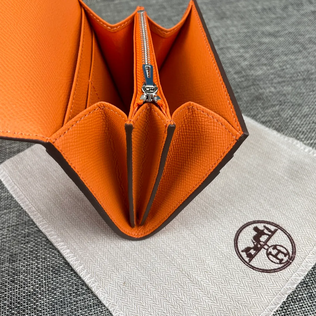 Hermes Constance p250💰 Model: 537 Palm pattern silver buckle Size: 13*11.8cm. Hermes🇫🇷Overseas🇫🇷Imported palm pattern cowhide, soft and comfortable to the touch. The original replica is matched with silver hardware, exquisite and elegant, and has the original OEM code inside. The oil edges are straight and smooth🎈There are two cash slots, a zipper pocket, and 3 card slots🚚