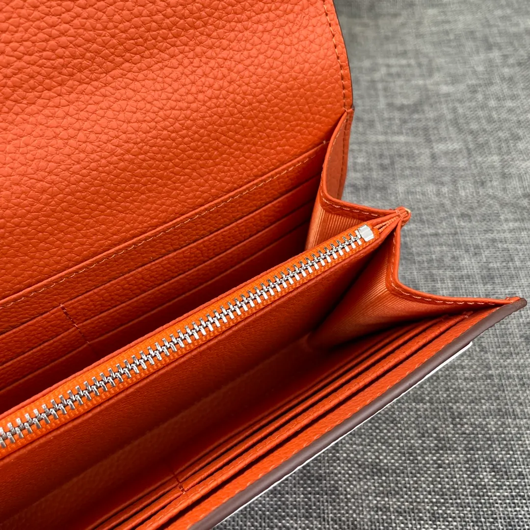 Hermes Constance p270💰 Hermes model: 539 silver buckle togo leather size: 22*11cm 🇫🇷Overseas🇫🇷Imported Togo cowhide, soft and comfortable to the touch. The original replica is matched with gold hardware and has the original OEM code inside. It is exquisite and elegant, and the oil edges are straight and smooth🎈There are two large note slots, a zipper pocket, and 12 card slots inside🚚