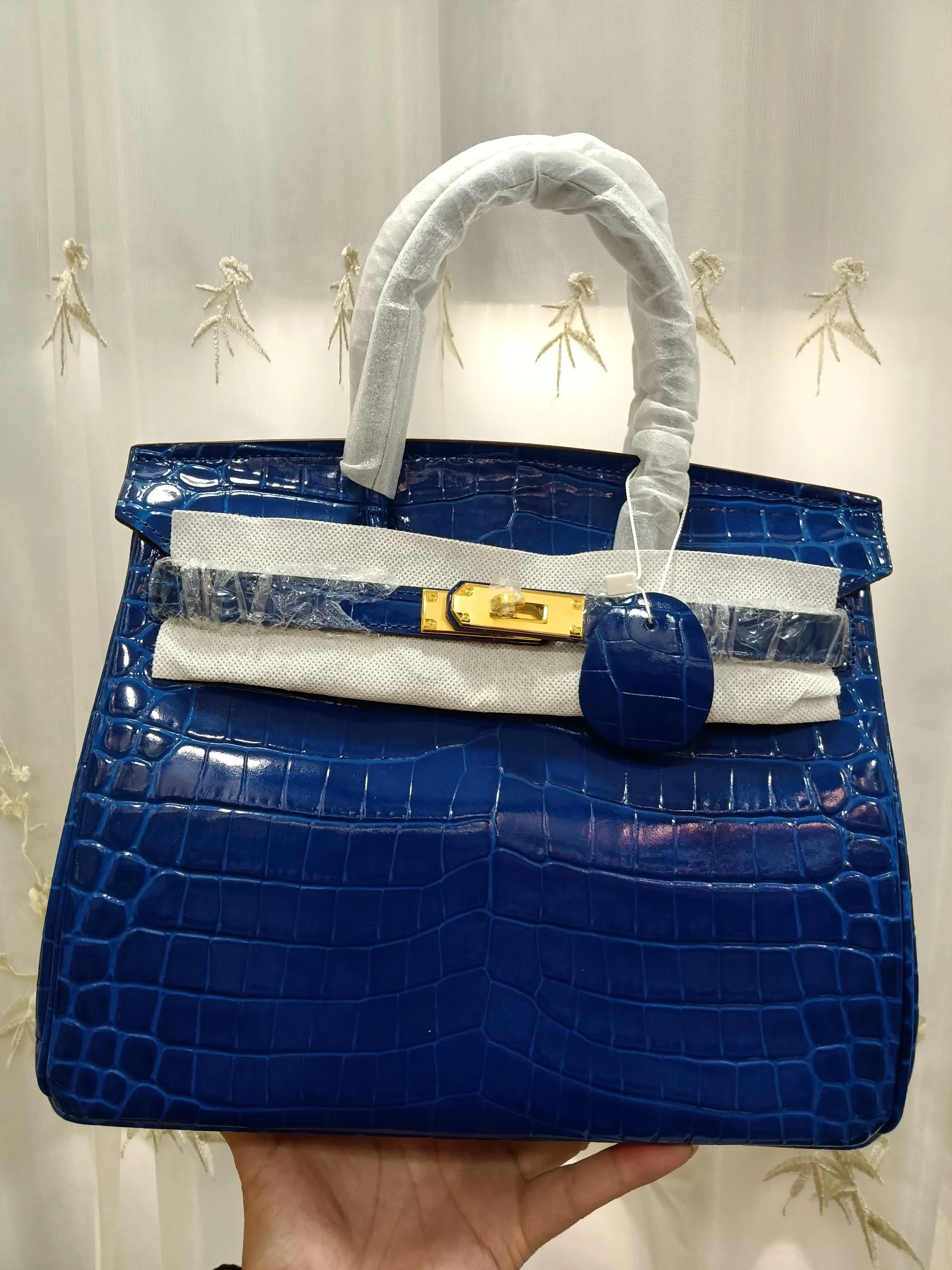 Hot model debuts, price has been adjusted💰800/380/360💥Hermes/Hermes💥Official classic production💋Platinum crocodile pattern💋Original quality coming👉Using imported crocodile pattern cowhide , with pure 24k original hardware💎Size: large 35*25*18cm/medium 30*22*16cm/small 25* 20*14cm👛Excellent workmanship👏👏Legendary slow work and careful work💓Real pictures taken💓Classic beauty worth owning💃🏻💃🏻💃🏻