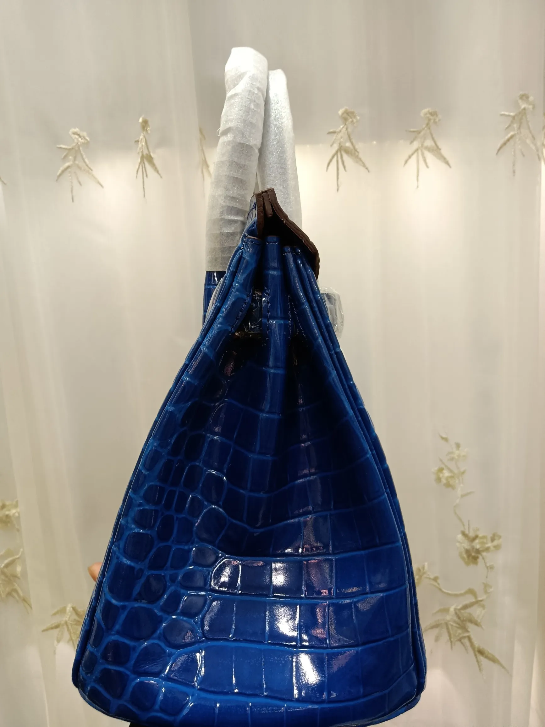 Hot model debuts, price has been adjusted💰800/380/360💥Hermes/Hermes💥Official classic production💋Platinum crocodile pattern💋Original quality coming👉Using imported crocodile pattern cowhide , with pure 24k original hardware💎Size: large 35*25*18cm/medium 30*22*16cm/small 25* 20*14cm👛Excellent workmanship👏👏Legendary slow work and careful work💓Real pictures taken💓Classic beauty worth owning💃🏻💃🏻💃🏻