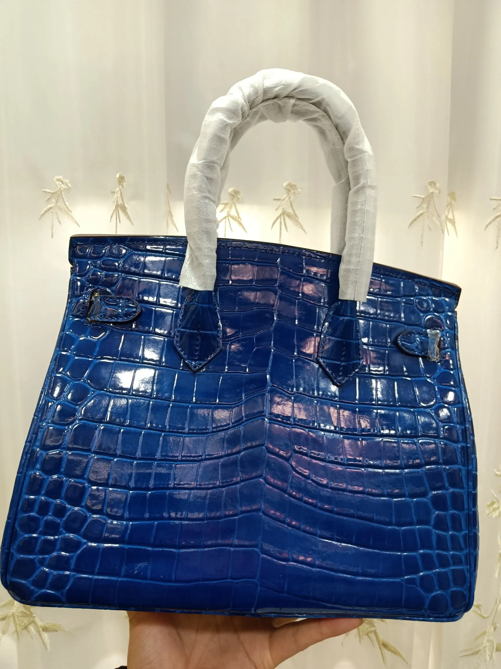 Hot model debuts, price has been adjusted💰800/380/360💥Hermes/Hermes💥Official classic production💋Platinum crocodile pattern💋Original quality coming👉Using imported crocodile pattern cowhide , with pure 24k original hardware💎Size: large 35*25*18cm/medium 30*22*16cm/small 25* 20*14cm👛Excellent workmanship👏👏Legendary slow work and careful work💓Real pictures taken💓Classic beauty worth owning💃🏻💃🏻💃🏻