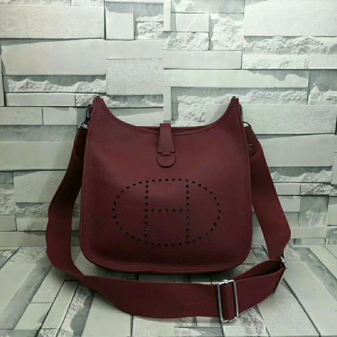 Batch 660💰💅 Hermes Evelyne crossbody bag, model number 166817. It is custom-made from first-layer cowhide. The shoulder strap can be adjusted. This novel and unique Evelyne is suitable for both men and women. It is not only because of the characteristics of the bag itself, but also because of the surprise it brings to the user. The biggest feature is its hollow H shape. This hollow has two purposes. One is to highlight the novelty of the design, and the other is to increase the recognition of the bag. The big hollow H makes it easy to tell that it is a Hermès Eveline satchel. [Real pictures] Size 30*28*10