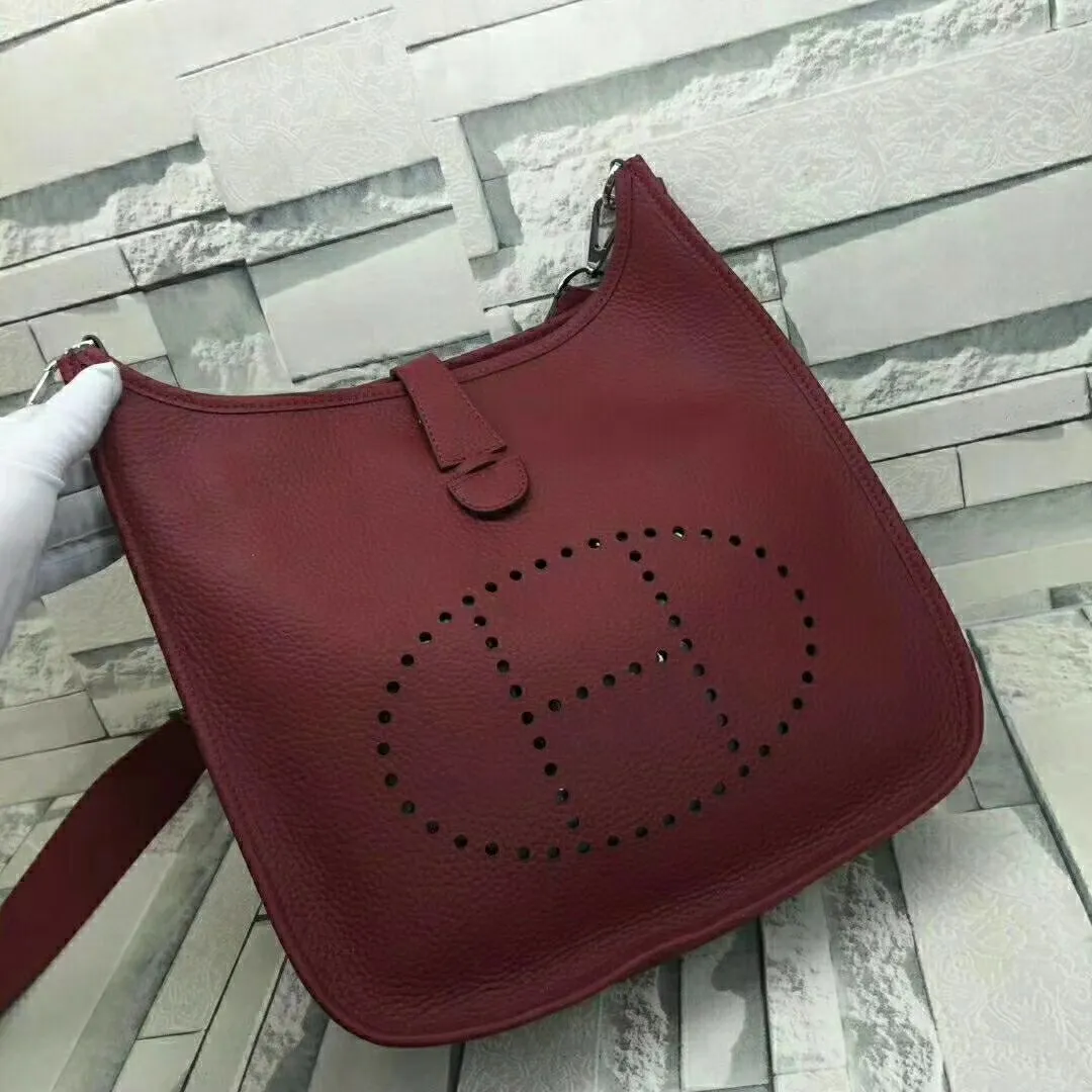 Batch 660💰💅 Hermes Evelyne crossbody bag, model number 166817. It is custom-made from first-layer cowhide. The shoulder strap can be adjusted. This novel and unique Evelyne is suitable for both men and women. It is not only because of the characteristics of the bag itself, but also because of the surprise it brings to the user. The biggest feature is its hollow H shape. This hollow has two purposes. One is to highlight the novelty of the design, and the other is to increase the recognition of the bag. The big hollow H makes it easy to tell that it is a Hermès Eveline satchel. [Real pictures] Size 30*28*10