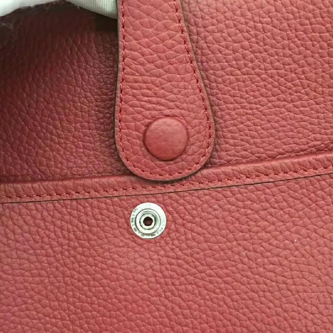 Batch 660💰💅 Hermes Evelyne crossbody bag, model number 166817. It is custom-made from first-layer cowhide. The shoulder strap can be adjusted. This novel and unique Evelyne is suitable for both men and women. It is not only because of the characteristics of the bag itself, but also because of the surprise it brings to the user. The biggest feature is its hollow H shape. This hollow has two purposes. One is to highlight the novelty of the design, and the other is to increase the recognition of the bag. The big hollow H makes it easy to tell that it is a Hermès Eveline satchel. [Real pictures] Size 30*28*10