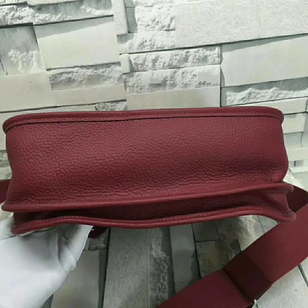 Batch 660💰💅 Hermes Evelyne crossbody bag, model number 166817. It is custom-made from first-layer cowhide. The shoulder strap can be adjusted. This novel and unique Evelyne is suitable for both men and women. It is not only because of the characteristics of the bag itself, but also because of the surprise it brings to the user. The biggest feature is its hollow H shape. This hollow has two purposes. One is to highlight the novelty of the design, and the other is to increase the recognition of the bag. The big hollow H makes it easy to tell that it is a Hermès Eveline satchel. [Real pictures] Size 30*28*10
