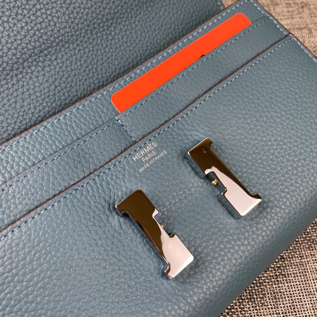Hermes Constance p310💰 Hermes model: 9852 Togo leather silver chain size: 22*11cm 🇫🇷Overseas🇫🇷Imported Togo cowhide with original OEM code inside, soft and comfortable to the touch. The original replica is matched with silver hardware, exquisite and elegant, and the oil edge is straight and smooth🎈There are two large note slots, a zipper pocket, and 12 card slots🚚The silver chain is 120cm long