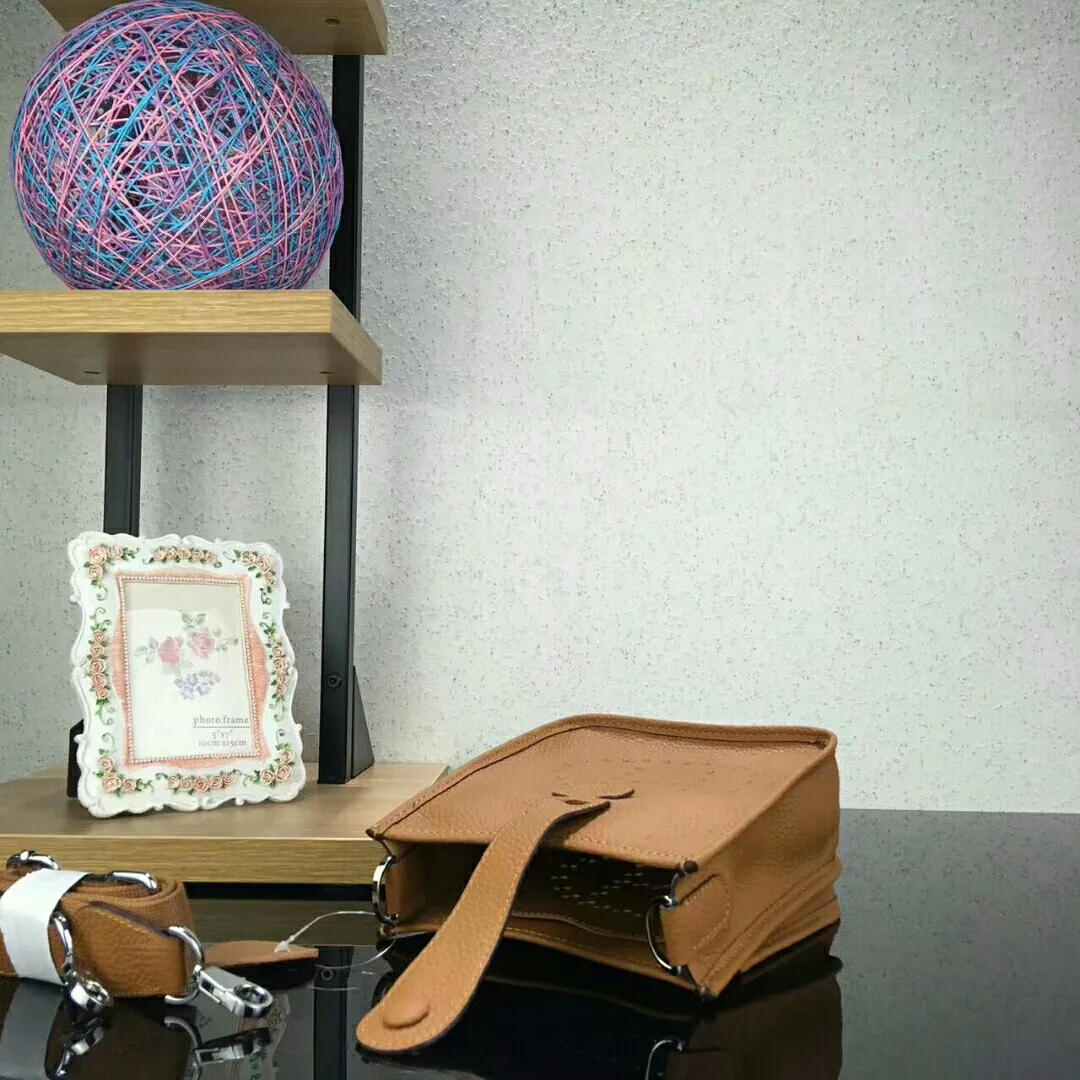Batch 480 Hermes [Evelyne] mini Evelyne shoulder cross-body backpack. The big H in the middle shows your personality. It is made of full-layer first-layer cowhide. It is very cute in summer. 😘😘Size 17*20*7 cm