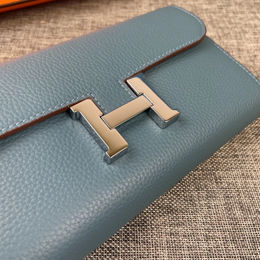 Hermes Constance p270💰 Hermes model: 539 silver buckle togo leather size: 22*11cm 🇫🇷Overseas🇫🇷Imported Togo cowhide, soft and comfortable to the touch. The original replica is matched with gold hardware and has the original OEM code inside. It is exquisite and elegant, and the oil edges are straight and smooth🎈There are two large note slots, a zipper pocket, and 12 card slots inside🚚