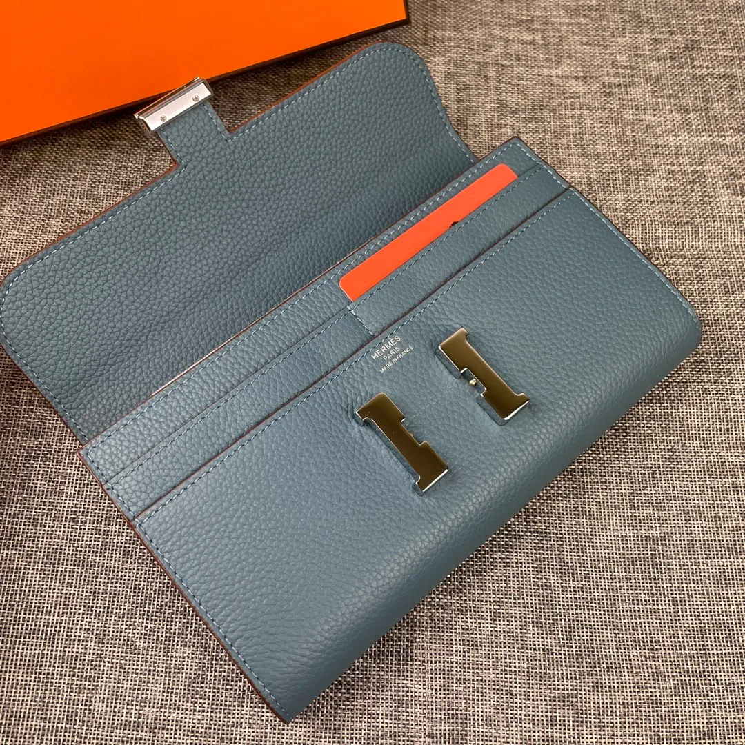 Hermes Constance p270💰 Hermes model: 539 silver buckle togo leather size: 22*11cm 🇫🇷Overseas🇫🇷Imported Togo cowhide, soft and comfortable to the touch. The original replica is matched with gold hardware and has the original OEM code inside. It is exquisite and elegant, and the oil edges are straight and smooth🎈There are two large note slots, a zipper pocket, and 12 card slots inside🚚