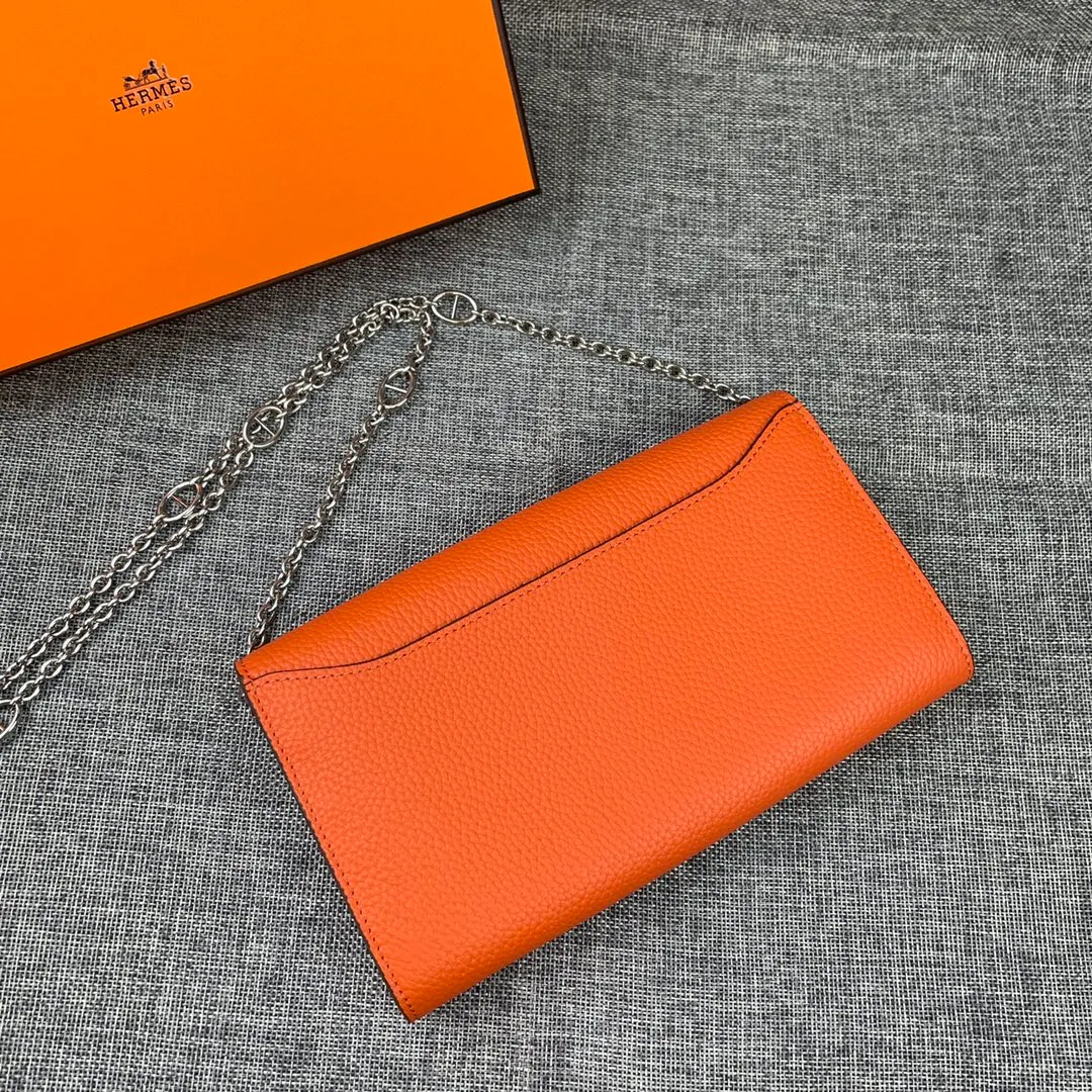 Hermes Constance p310💰 Hermes model: 9852 Togo leather silver chain size: 22*11cm 🇫🇷Overseas🇫🇷Imported Togo cowhide with original OEM code inside, soft and comfortable to the touch. The original replica is matched with silver hardware, exquisite and elegant, and the oil edge is straight and smooth🎈There are two large note slots, a zipper pocket, and 12 card slots🚚The silver chain is 120cm long