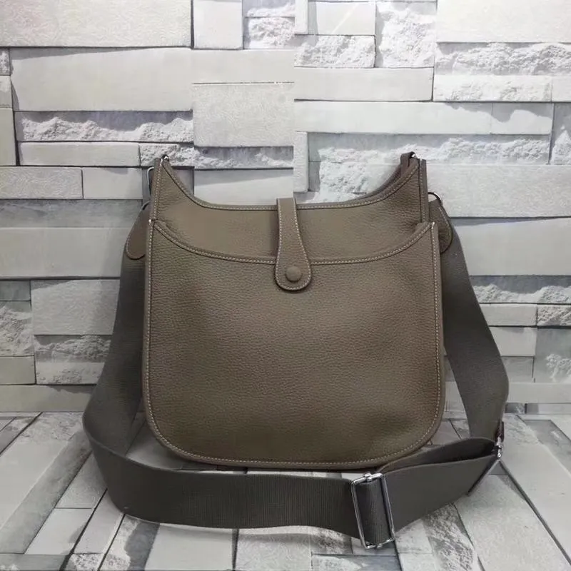 Batch 660💰💅 Hermes Evelyne crossbody bag, model number 166817. It is custom-made from first-layer cowhide. The shoulder strap can be adjusted. This novel and unique Evelyne is suitable for both men and women. It is not only because of the characteristics of the bag itself, but also because of the surprise it brings to the user. The biggest feature is its hollow H shape. This hollow has two purposes. One is to highlight the novelty of the design, and the other is to increase the recognition of the bag. The big hollow H makes it easy to tell that it is a Hermès Eveline satchel. [Real pictures] Size 30*28*10