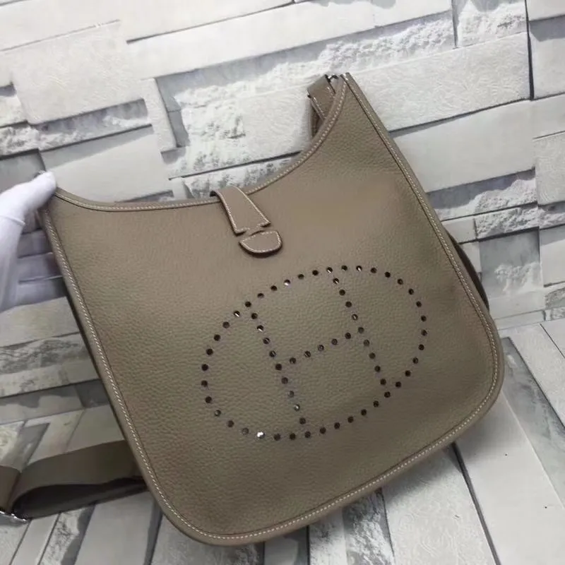 Batch 660💰💅 Hermes Evelyne crossbody bag, model number 166817. It is custom-made from first-layer cowhide. The shoulder strap can be adjusted. This novel and unique Evelyne is suitable for both men and women. It is not only because of the characteristics of the bag itself, but also because of the surprise it brings to the user. The biggest feature is its hollow H shape. This hollow has two purposes. One is to highlight the novelty of the design, and the other is to increase the recognition of the bag. The big hollow H makes it easy to tell that it is a Hermès Eveline satchel. [Real pictures] Size 30*28*10