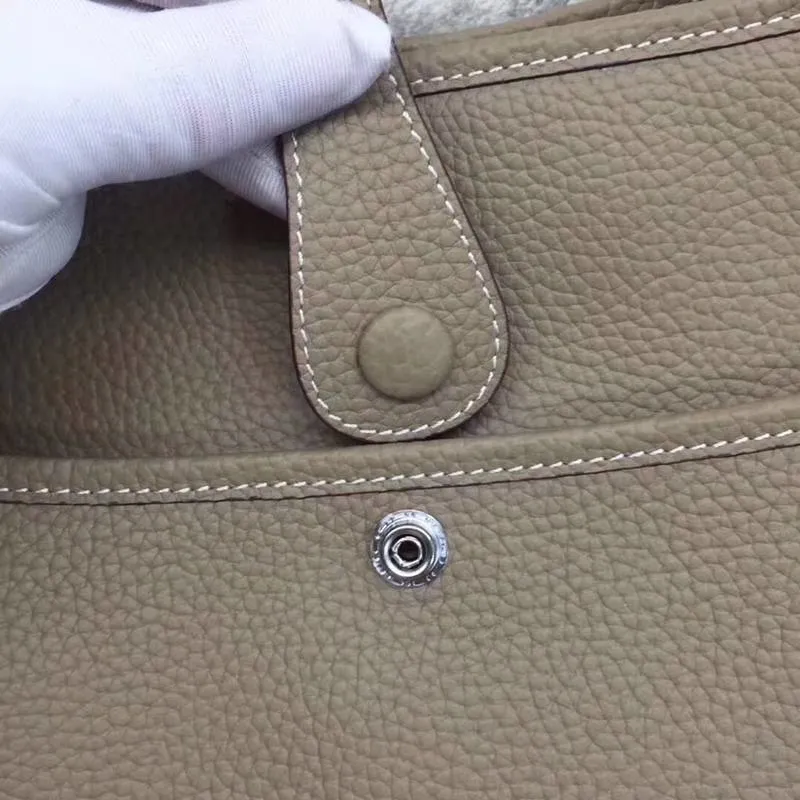Batch 660💰💅 Hermes Evelyne crossbody bag, model number 166817. It is custom-made from first-layer cowhide. The shoulder strap can be adjusted. This novel and unique Evelyne is suitable for both men and women. It is not only because of the characteristics of the bag itself, but also because of the surprise it brings to the user. The biggest feature is its hollow H shape. This hollow has two purposes. One is to highlight the novelty of the design, and the other is to increase the recognition of the bag. The big hollow H makes it easy to tell that it is a Hermès Eveline satchel. [Real pictures] Size 30*28*10