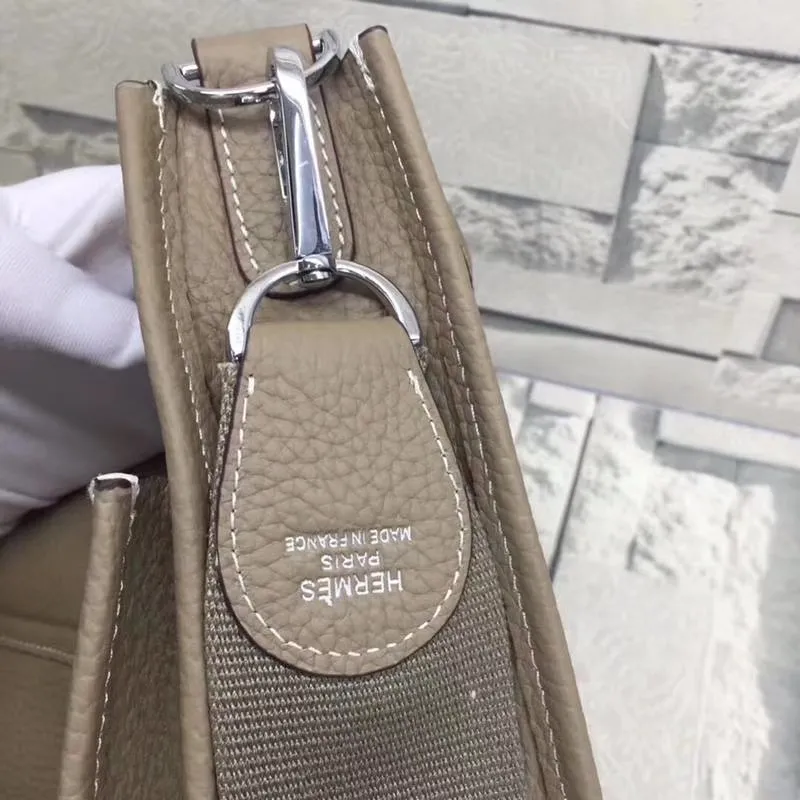 Batch 660💰💅 Hermes Evelyne crossbody bag, model number 166817. It is custom-made from first-layer cowhide. The shoulder strap can be adjusted. This novel and unique Evelyne is suitable for both men and women. It is not only because of the characteristics of the bag itself, but also because of the surprise it brings to the user. The biggest feature is its hollow H shape. This hollow has two purposes. One is to highlight the novelty of the design, and the other is to increase the recognition of the bag. The big hollow H makes it easy to tell that it is a Hermès Eveline satchel. [Real pictures] Size 30*28*10