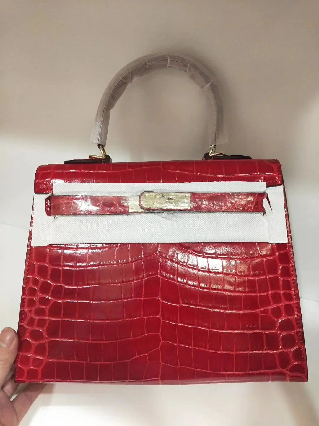 Batch 50cmP640, 28cmP680💅💅🎈Hermes 🎈Hermes 😱Classic Kelly crocodile pattern Original first-layer cowhide leather inner sheepskin [strong] Original steel hardware Selected crocodile pattern Exquisite workmanship Detailed quality depends on the real thing and the picture Original workmanship Comes with a long shoulder strap Reasonable price Classic coming [Seduce] The picture above must sell [Victory] Size: 25×20×10cm, 28×23×13cm