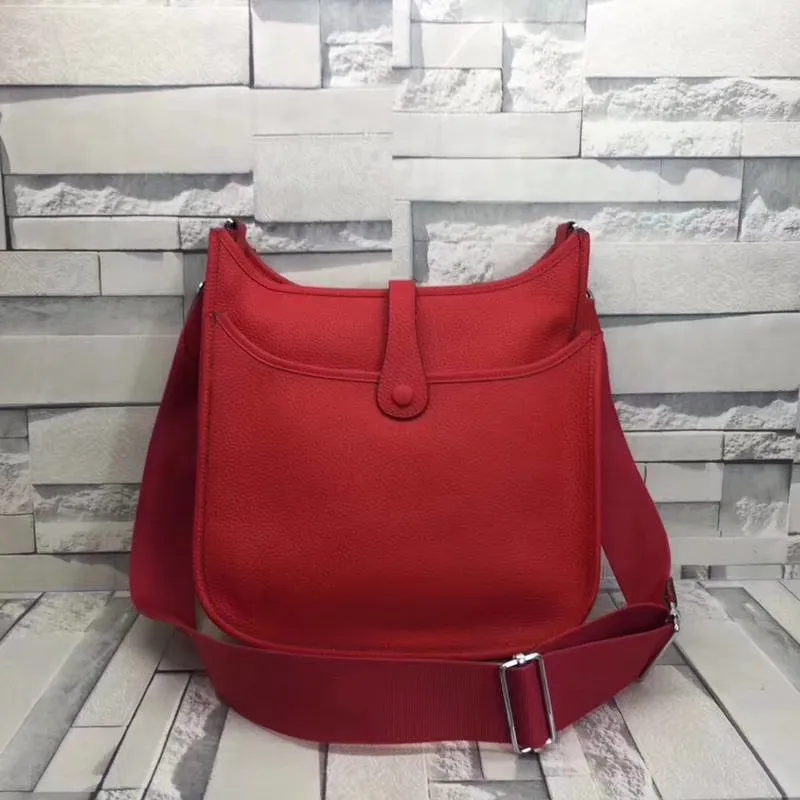 Batch 660💰💅 Hermes Evelyne crossbody bag, model number 166817. It is custom-made from first-layer cowhide. The shoulder strap can be adjusted. This novel and unique Evelyne is suitable for both men and women. It is not only because of the characteristics of the bag itself, but also because of the surprise it brings to the user. The biggest feature is its hollow H shape. This hollow has two purposes. One is to highlight the novelty of the design, and the other is to increase the recognition of the bag. The big hollow H makes it easy to tell that it is a Hermès Eveline satchel. [Real pictures] Size 30*28*10