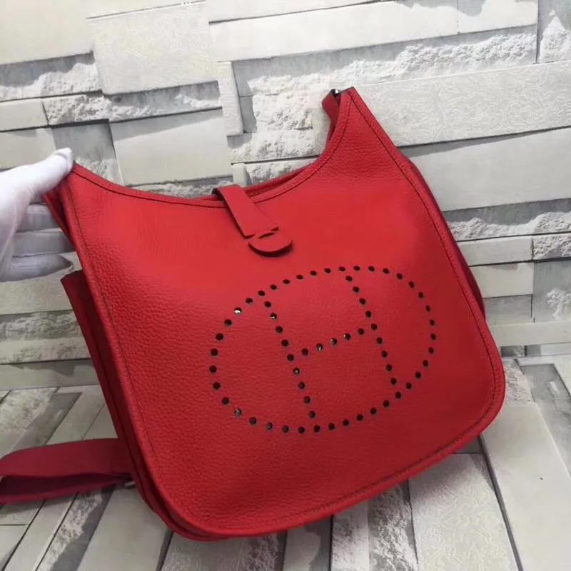 Batch 660💰💅 Hermes Evelyne crossbody bag, model number 166817. It is custom-made from first-layer cowhide. The shoulder strap can be adjusted. This novel and unique Evelyne is suitable for both men and women. It is not only because of the characteristics of the bag itself, but also because of the surprise it brings to the user. The biggest feature is its hollow H shape. This hollow has two purposes. One is to highlight the novelty of the design, and the other is to increase the recognition of the bag. The big hollow H makes it easy to tell that it is a Hermès Eveline satchel. [Real pictures] Size 30*28*10