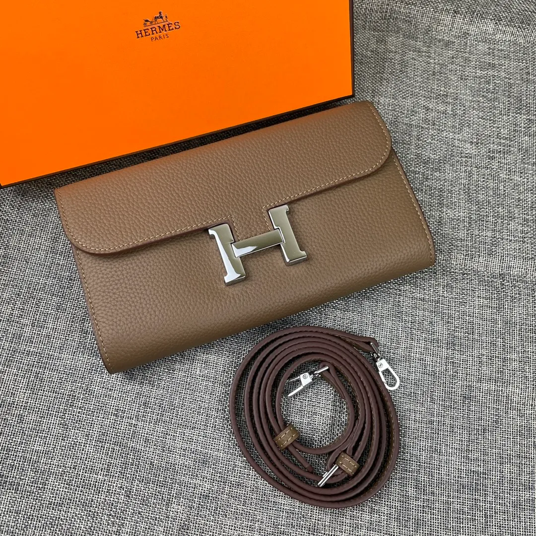 Hermes Constance p330💰 Hermes model: 9852 silver band togo leather size: 22*11cm 🇫🇷Overseas🇫🇷Imported Togo cowhide with original OEM code inside, soft and comfortable to the touch. The original replica is matched with silver hardware, exquisite and elegant, and the oil edge is straight and smooth🎈There are two large note slots, a zipper pocket, and 12 card slots🚚The shoulder strap is adjustable