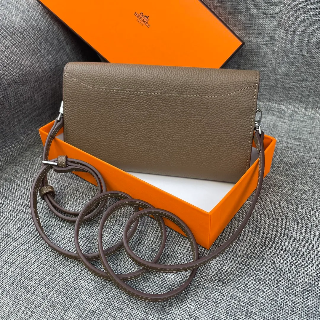 Hermes Constance p330💰 Hermes model: 9852 silver band togo leather size: 22*11cm 🇫🇷Overseas🇫🇷Imported Togo cowhide with original OEM code inside, soft and comfortable to the touch. The original replica is matched with silver hardware, exquisite and elegant, and the oil edge is straight and smooth🎈There are two large note slots, a zipper pocket, and 12 card slots🚚The shoulder strap is adjustable