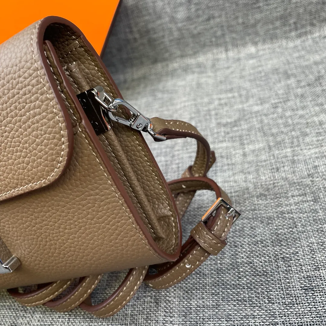 Hermes Constance p330💰 Hermes model: 9852 silver band togo leather size: 22*11cm 🇫🇷Overseas🇫🇷Imported Togo cowhide with original OEM code inside, soft and comfortable to the touch. The original replica is matched with silver hardware, exquisite and elegant, and the oil edge is straight and smooth🎈There are two large note slots, a zipper pocket, and 12 card slots🚚The shoulder strap is adjustable