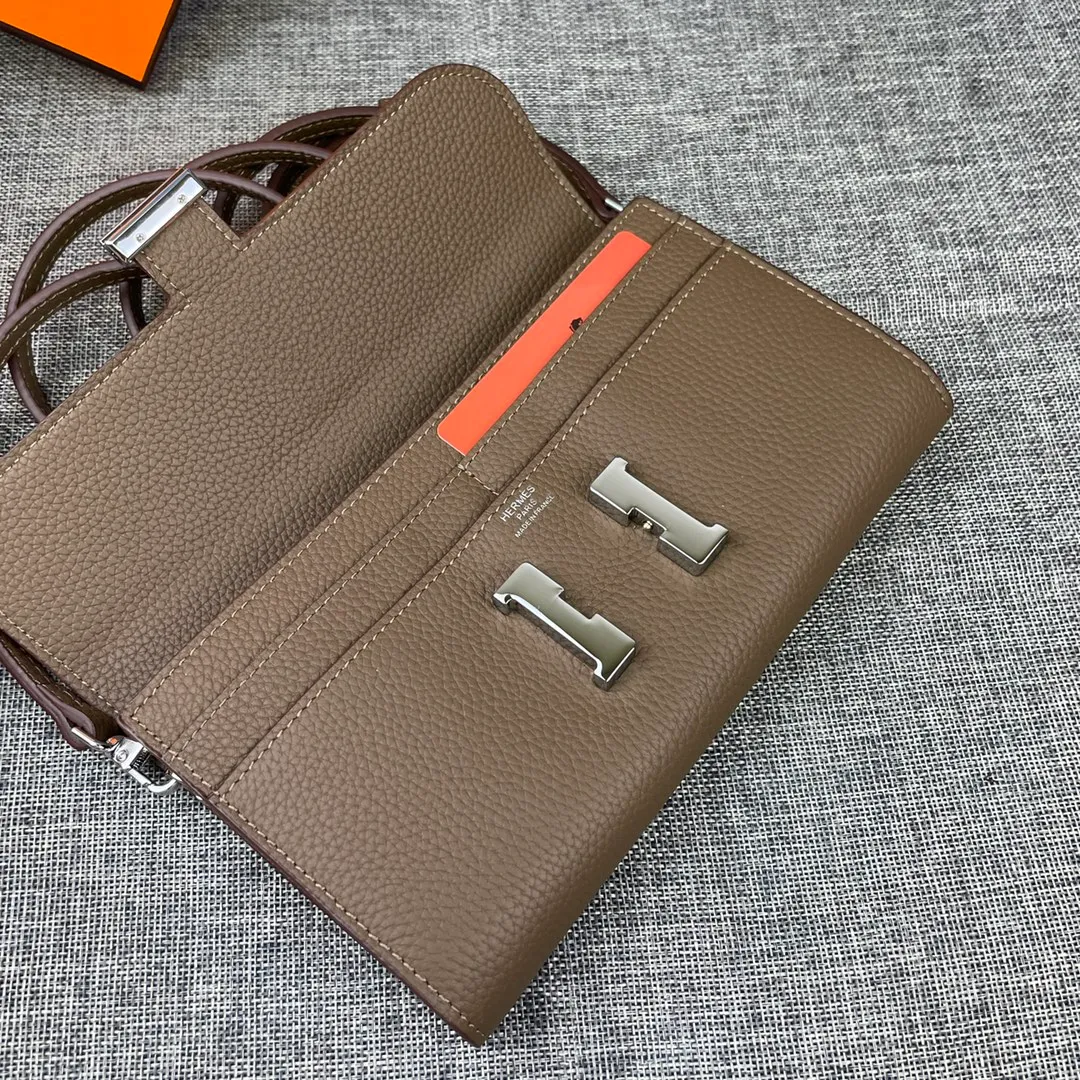 Hermes Constance p330💰 Hermes model: 9852 silver band togo leather size: 22*11cm 🇫🇷Overseas🇫🇷Imported Togo cowhide with original OEM code inside, soft and comfortable to the touch. The original replica is matched with silver hardware, exquisite and elegant, and the oil edge is straight and smooth🎈There are two large note slots, a zipper pocket, and 12 card slots🚚The shoulder strap is adjustable