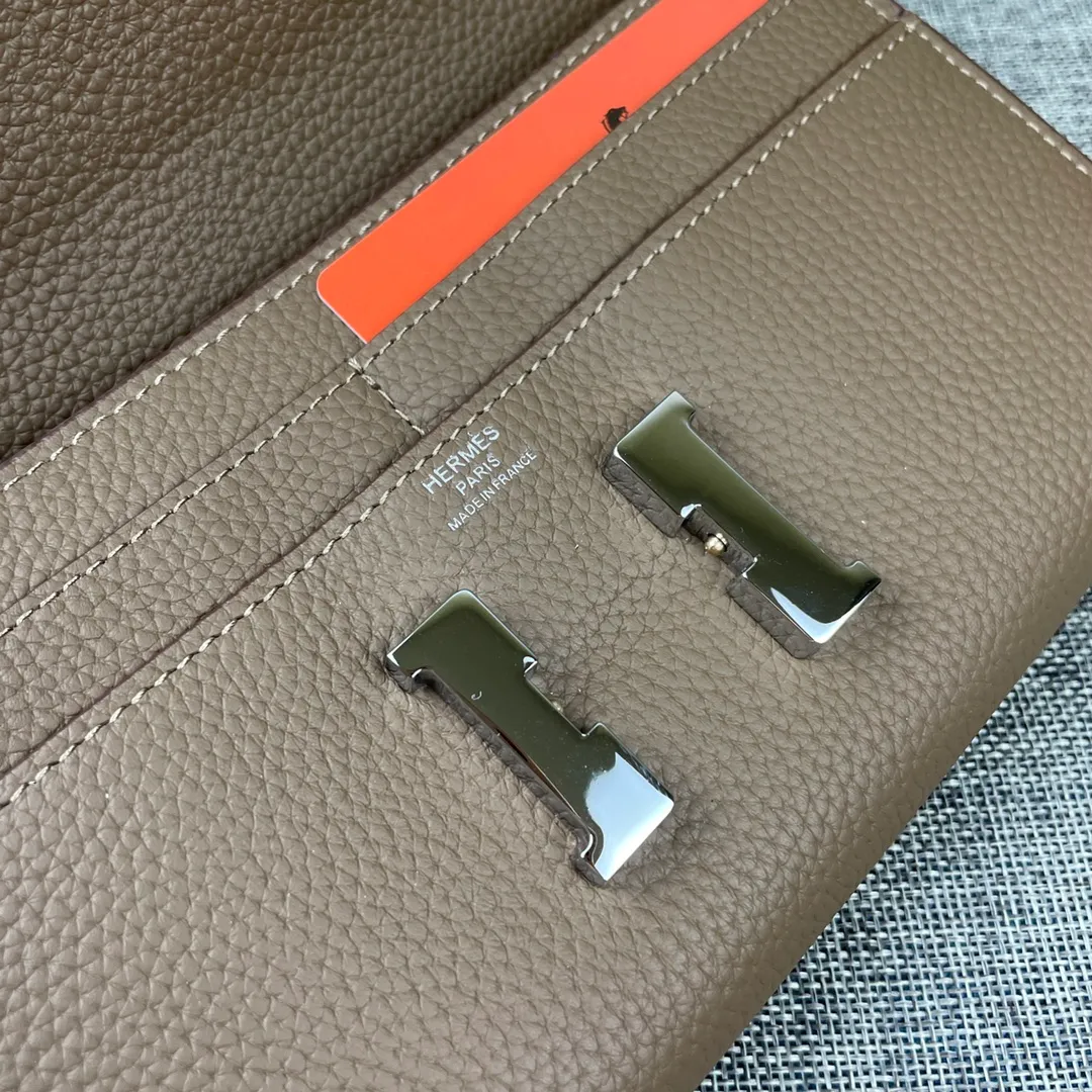 Hermes Constance p330💰 Hermes model: 9852 silver band togo leather size: 22*11cm 🇫🇷Overseas🇫🇷Imported Togo cowhide with original OEM code inside, soft and comfortable to the touch. The original replica is matched with silver hardware, exquisite and elegant, and the oil edge is straight and smooth🎈There are two large note slots, a zipper pocket, and 12 card slots🚚The shoulder strap is adjustable