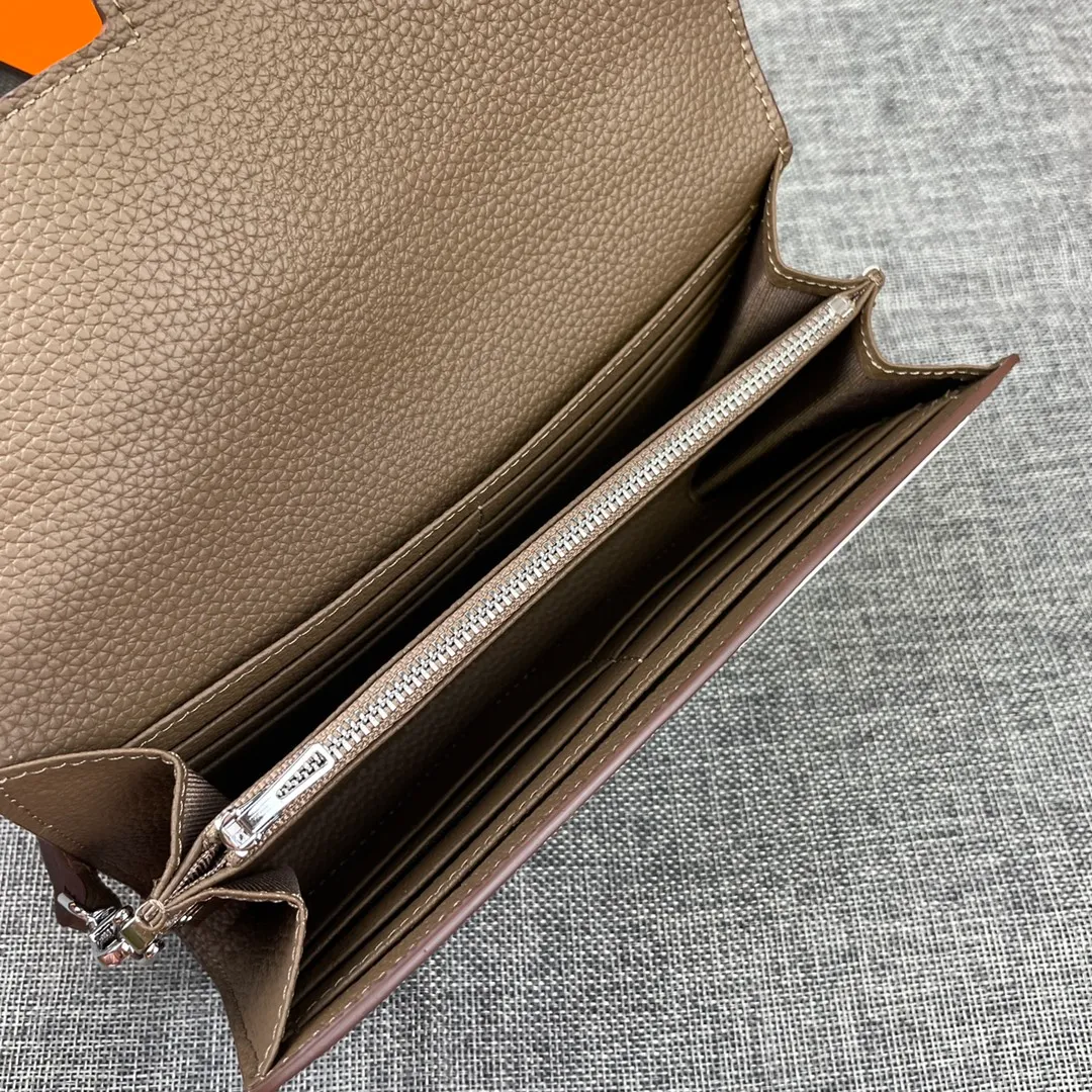 Hermes Constance p330💰 Hermes model: 9852 silver band togo leather size: 22*11cm 🇫🇷Overseas🇫🇷Imported Togo cowhide with original OEM code inside, soft and comfortable to the touch. The original replica is matched with silver hardware, exquisite and elegant, and the oil edge is straight and smooth🎈There are two large note slots, a zipper pocket, and 12 card slots🚚The shoulder strap is adjustable