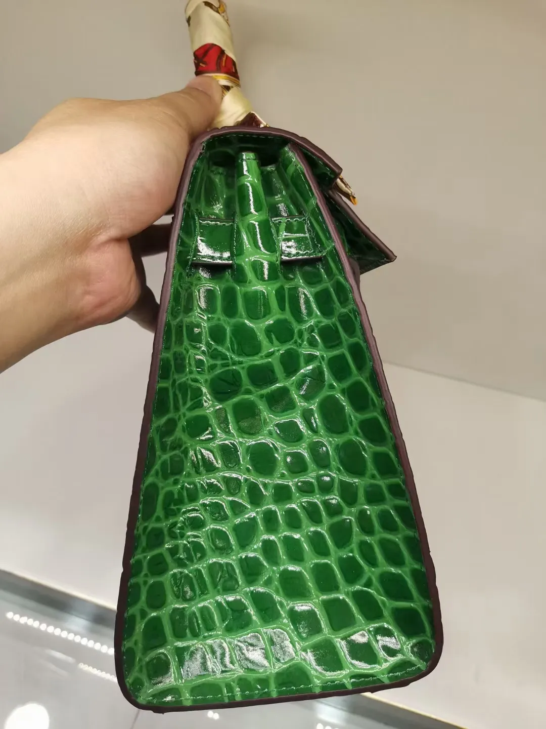 Batch 50cmP640, 28cmP680💅💅🎈Hermes 🎈Hermes 😱Classic Kelly crocodile pattern Original first-layer cowhide leather inner sheepskin [strong] Original steel hardware Selected crocodile pattern Exquisite workmanship Detailed quality depends on the real thing and the picture Original workmanship Comes with a long shoulder strap Reasonable price Classic coming [Seduce] The picture above must sell [Victory] Size: 25×20×10cm, 28×23×13cm