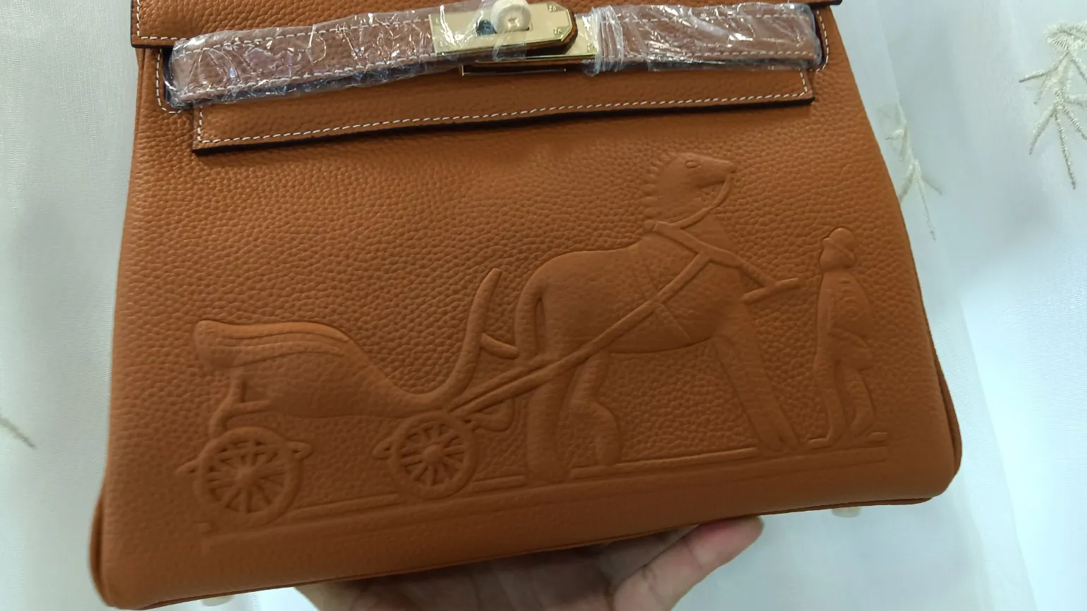 760💰, Kelly bag💥Hermès🐴🐴🏇🏇🚴🏻🚴🏻Horse cart/Hermes💥Official classic production💋💋Original quality coming👉Made of imported pebbled cowhide leather👑 Equipped with pure 24k hardware💎Excellent workmanship👏👏Legendary slow work and meticulous work💓Real pictures taken💓There is no best, only better [smile], size 28cm×20cm×9cm