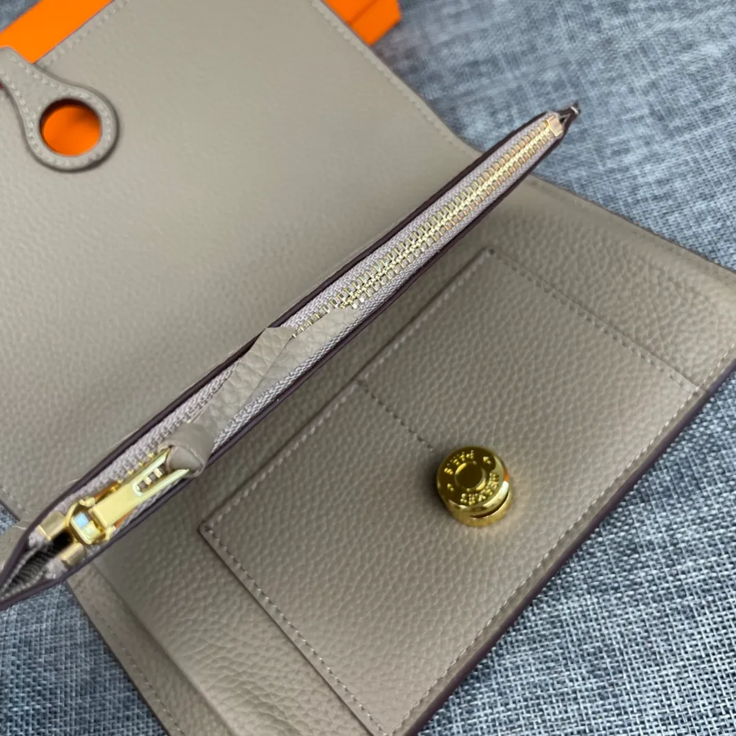 Original quality, p300💰 Hermès Dogon Duo detachable wallet Model: 533 gold buckle Made of Togo calfskin, with original OEM code inside💄 Exquisite workmanship, 8 card slots, 1 bill pocket, 2 extra pockets, a detachable coin purse and palladium-plated saddle nail lock Size: 20.1cm*12.5cm
