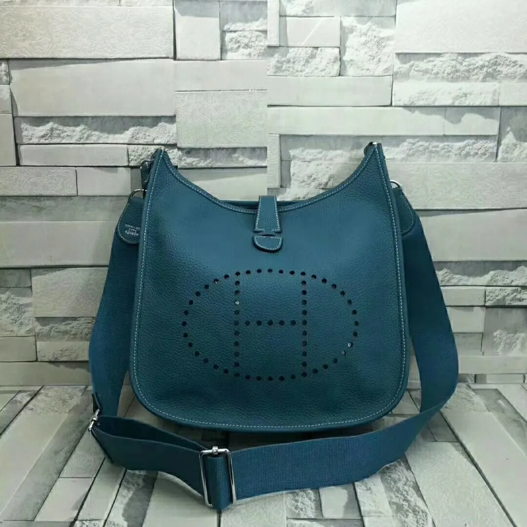Batch 660💰💅 Hermes Evelyne crossbody bag, model number 166817. It is custom-made from first-layer cowhide. The shoulder strap can be adjusted. This novel and unique Evelyne is suitable for both men and women. It is not only because of the characteristics of the bag itself, but also because of the surprise it brings to the user. The biggest feature is its hollow H shape. This hollow has two purposes. One is to highlight the novelty of the design, and the other is to increase the recognition of the bag. The big hollow H makes it easy to tell that it is a Hermès Eveline satchel. [Real pictures] Size 30*28*10