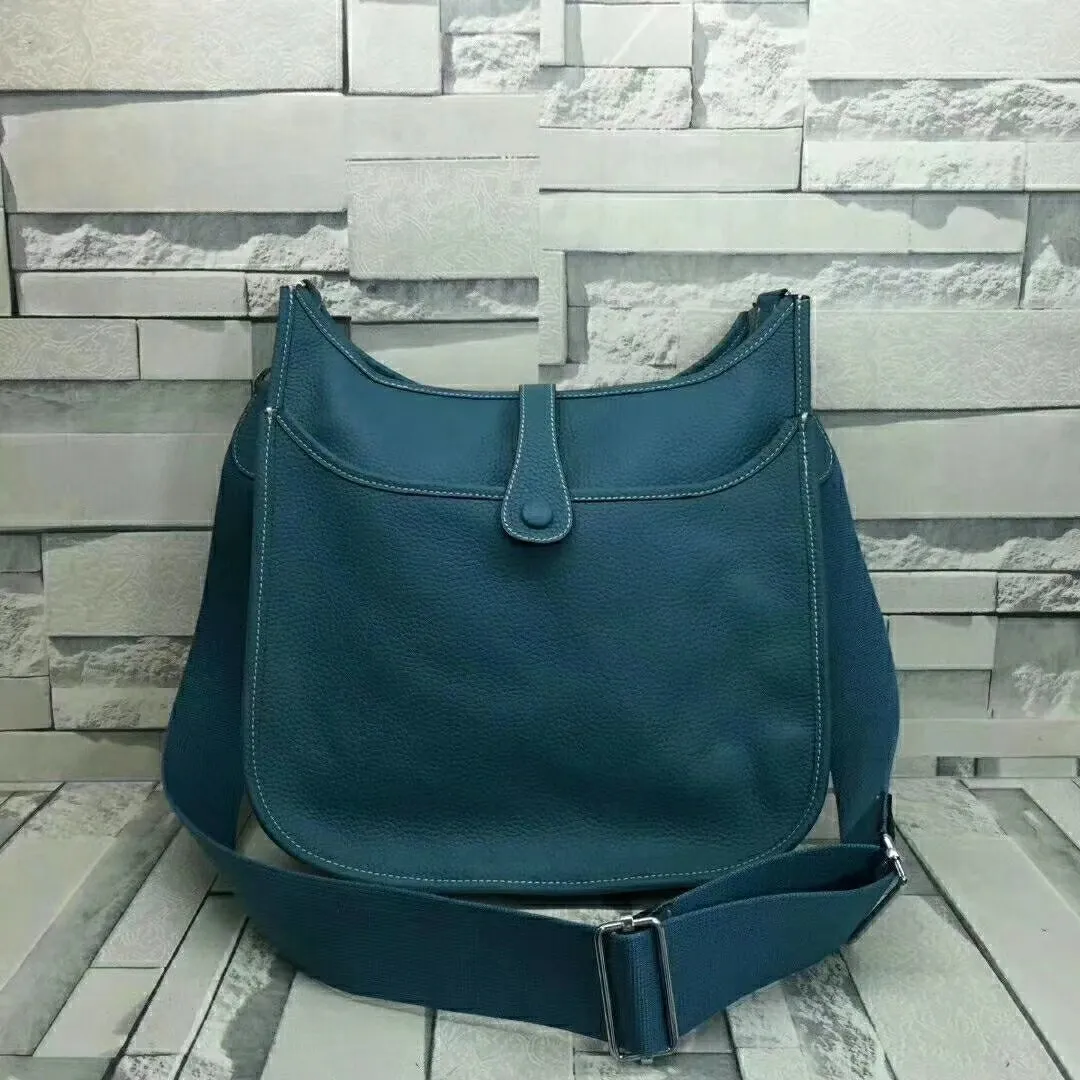 Batch 660💰💅 Hermes Evelyne crossbody bag, model number 166817. It is custom-made from first-layer cowhide. The shoulder strap can be adjusted. This novel and unique Evelyne is suitable for both men and women. It is not only because of the characteristics of the bag itself, but also because of the surprise it brings to the user. The biggest feature is its hollow H shape. This hollow has two purposes. One is to highlight the novelty of the design, and the other is to increase the recognition of the bag. The big hollow H makes it easy to tell that it is a Hermès Eveline satchel. [Real pictures] Size 30*28*10