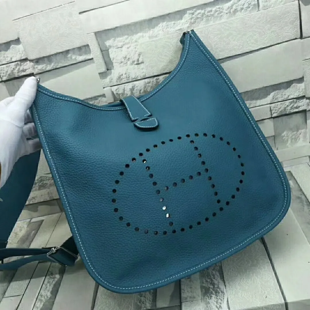 Batch 660💰💅 Hermes Evelyne crossbody bag, model number 166817. It is custom-made from first-layer cowhide. The shoulder strap can be adjusted. This novel and unique Evelyne is suitable for both men and women. It is not only because of the characteristics of the bag itself, but also because of the surprise it brings to the user. The biggest feature is its hollow H shape. This hollow has two purposes. One is to highlight the novelty of the design, and the other is to increase the recognition of the bag. The big hollow H makes it easy to tell that it is a Hermès Eveline satchel. [Real pictures] Size 30*28*10