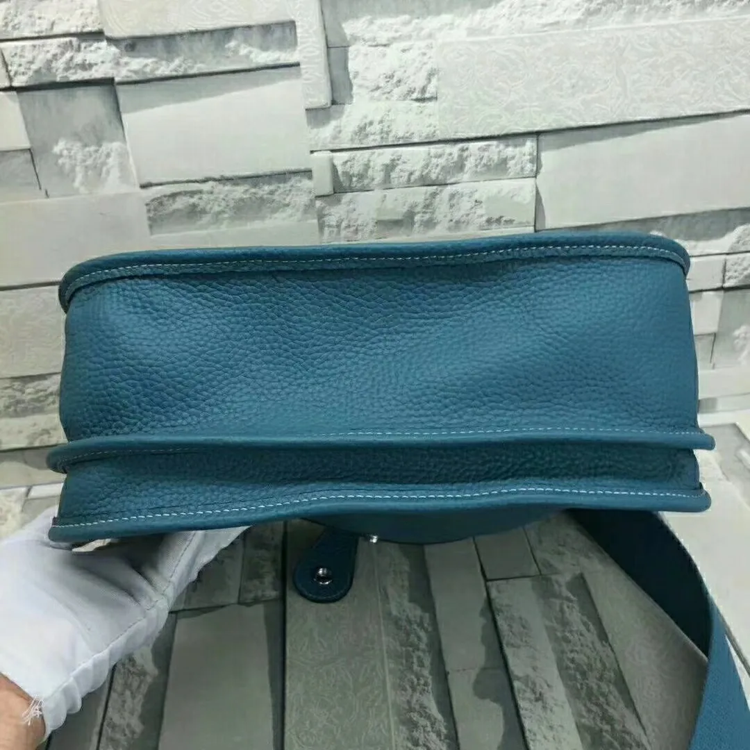 Batch 660💰💅 Hermes Evelyne crossbody bag, model number 166817. It is custom-made from first-layer cowhide. The shoulder strap can be adjusted. This novel and unique Evelyne is suitable for both men and women. It is not only because of the characteristics of the bag itself, but also because of the surprise it brings to the user. The biggest feature is its hollow H shape. This hollow has two purposes. One is to highlight the novelty of the design, and the other is to increase the recognition of the bag. The big hollow H makes it easy to tell that it is a Hermès Eveline satchel. [Real pictures] Size 30*28*10