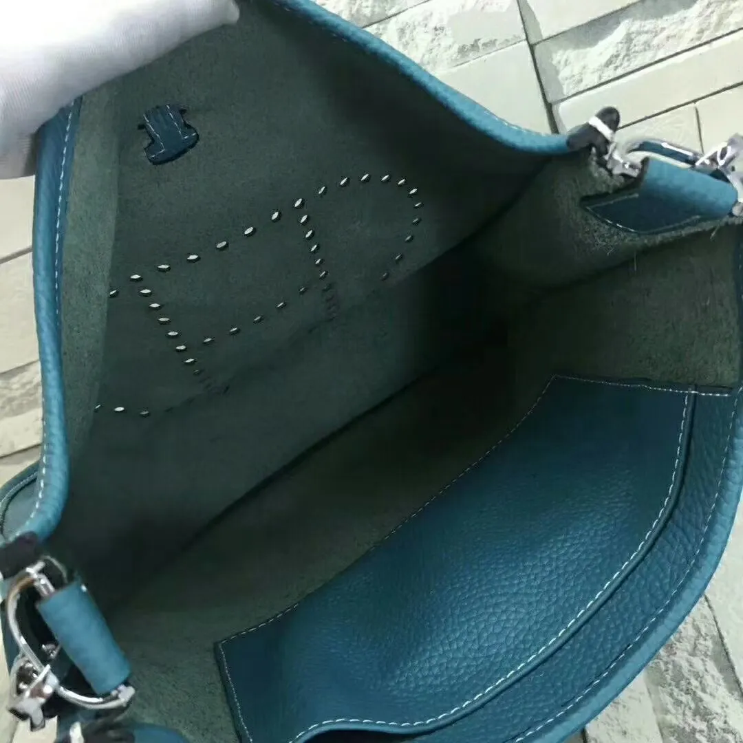 Batch 660💰💅 Hermes Evelyne crossbody bag, model number 166817. It is custom-made from first-layer cowhide. The shoulder strap can be adjusted. This novel and unique Evelyne is suitable for both men and women. It is not only because of the characteristics of the bag itself, but also because of the surprise it brings to the user. The biggest feature is its hollow H shape. This hollow has two purposes. One is to highlight the novelty of the design, and the other is to increase the recognition of the bag. The big hollow H makes it easy to tell that it is a Hermès Eveline satchel. [Real pictures] Size 30*28*10