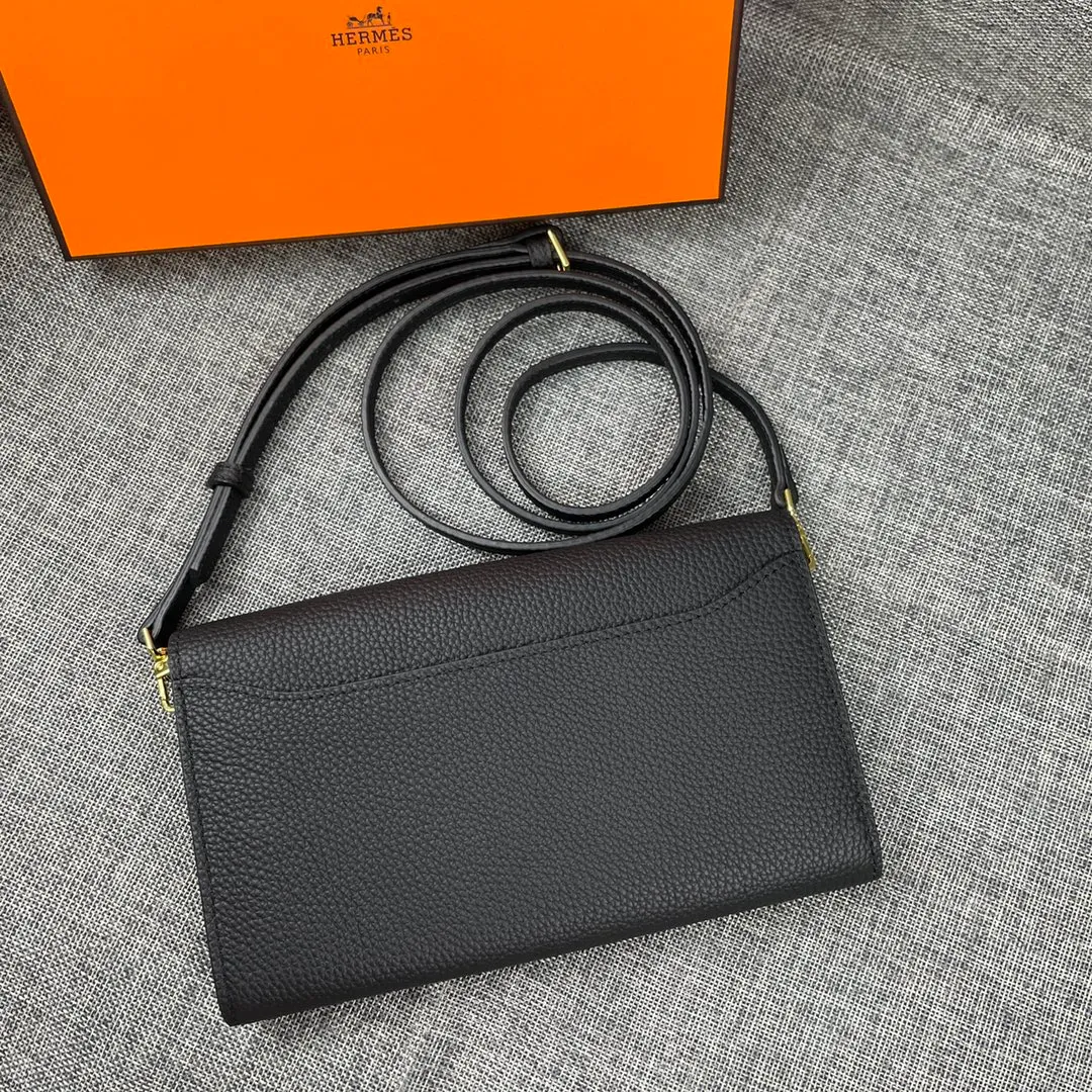 Hermes Constance p330💰 Hermes model: 9852 gold belt togo leather size: 22*11cm 🇫🇷Overseas🇫🇷Imported Togo cowhide, with original OEM code inside, soft and comfortable to the touch. The original replica is matched with silver hardware, exquisite and elegant, and the oil edge is straight and smooth🎈There are two large note slots, a zipper pocket, and 12 card slots🚚The shoulder strap is adjustable