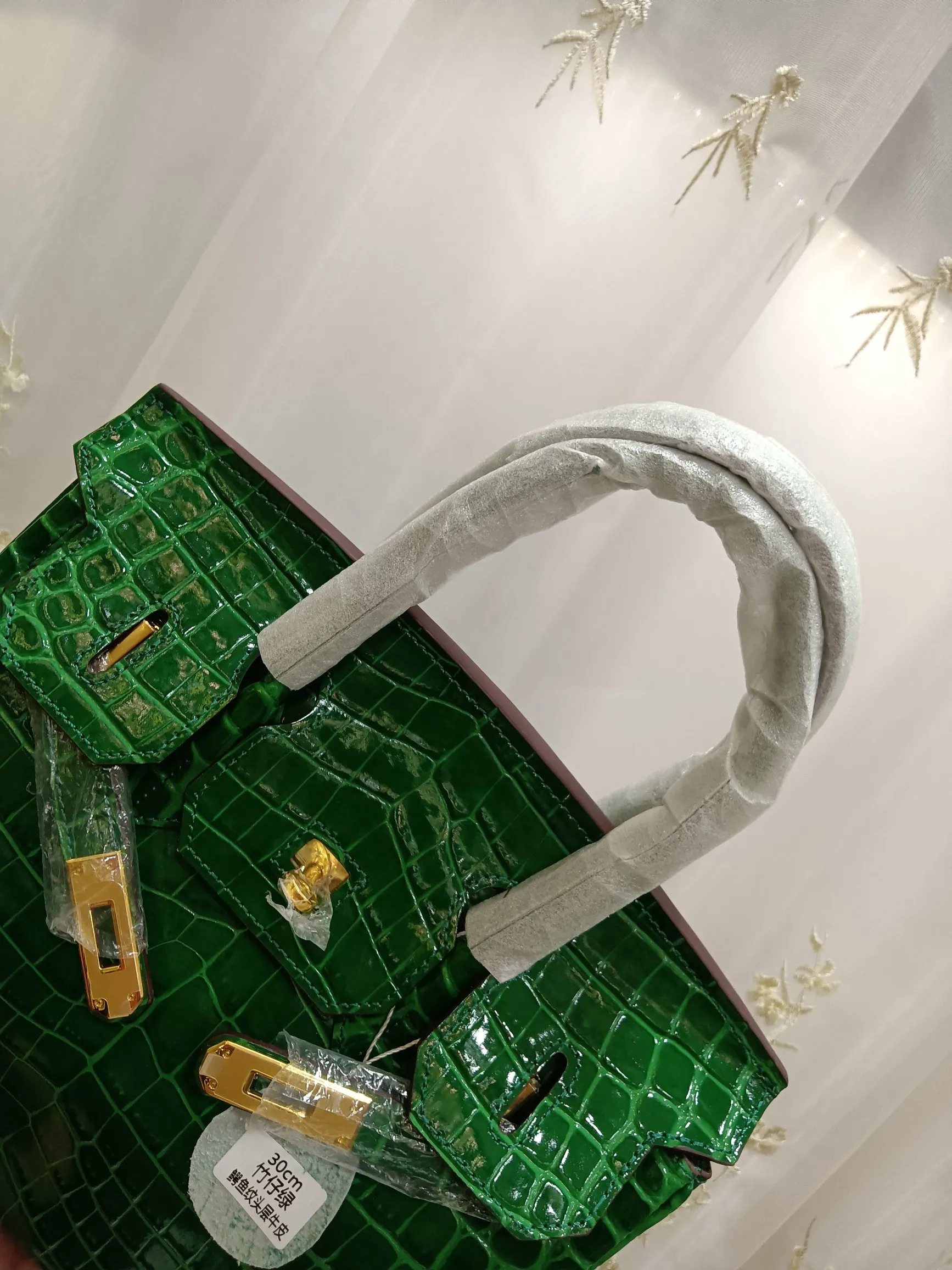 Hot model debuts, price has been adjusted💰800/380/360💥Hermes/Hermes💥Official classic production💋Platinum crocodile pattern💋Original quality coming👉Using imported crocodile pattern cowhide , with pure 24k original hardware💎Size: large 35*25*18cm/medium 30*22*16cm/small 25* 20*14cm👛Excellent workmanship👏👏Legendary slow work and careful work💓Real pictures taken💓Classic beauty worth owning💃🏻💃🏻💃🏻
