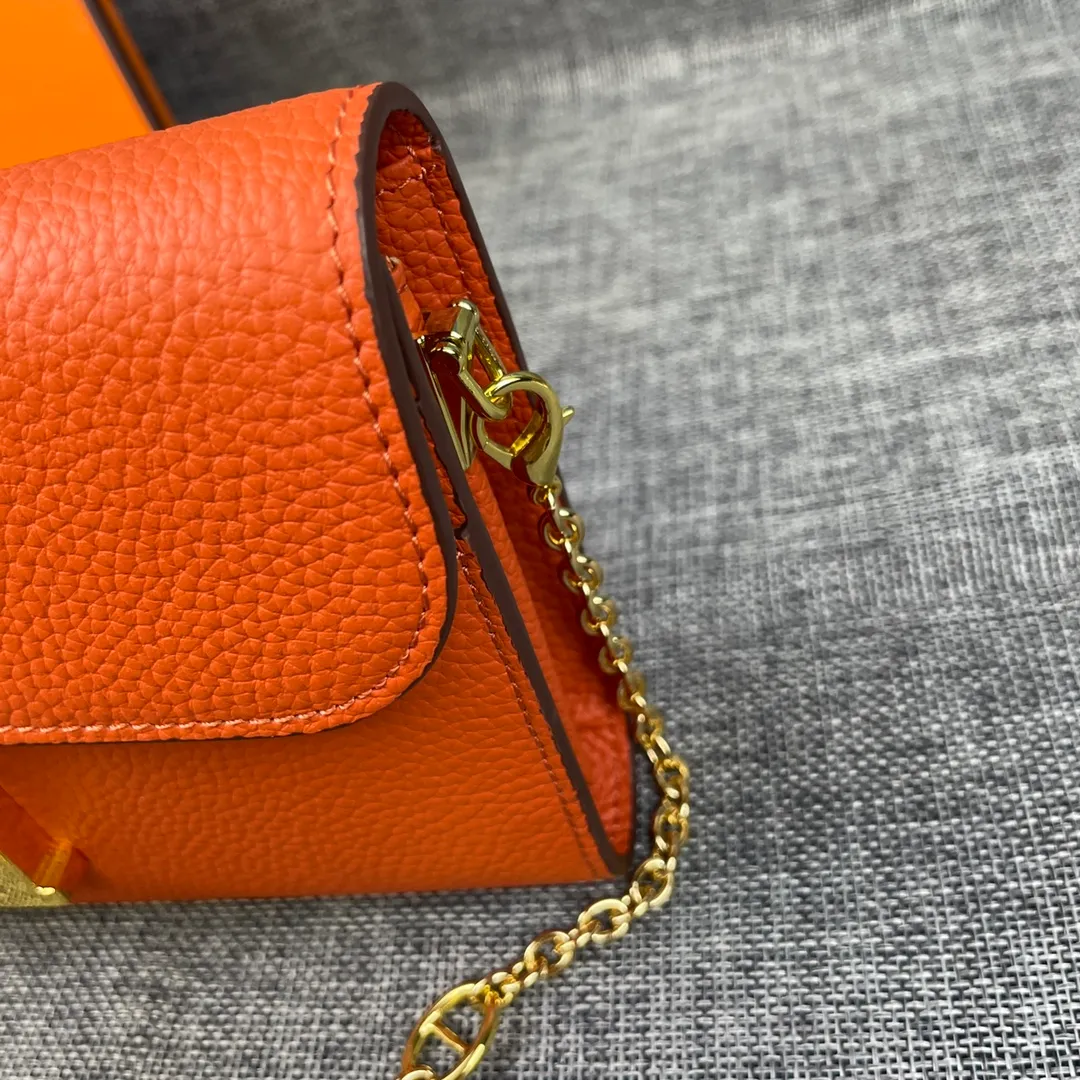Hermes Constance p310💰 Hermes model: 9852 gold chain togo leather size: 22*11cm 🇫🇷Overseas🇫🇷Imported Togo cowhide, with original OEM code inside, soft and comfortable to the touch. The original replica is matched with silver hardware, exquisite and elegant, and the oil edge is straight and smooth🎈There are two large note slots, a zipper pocket, and 12 card slots🚚The gold chain is 120cm long