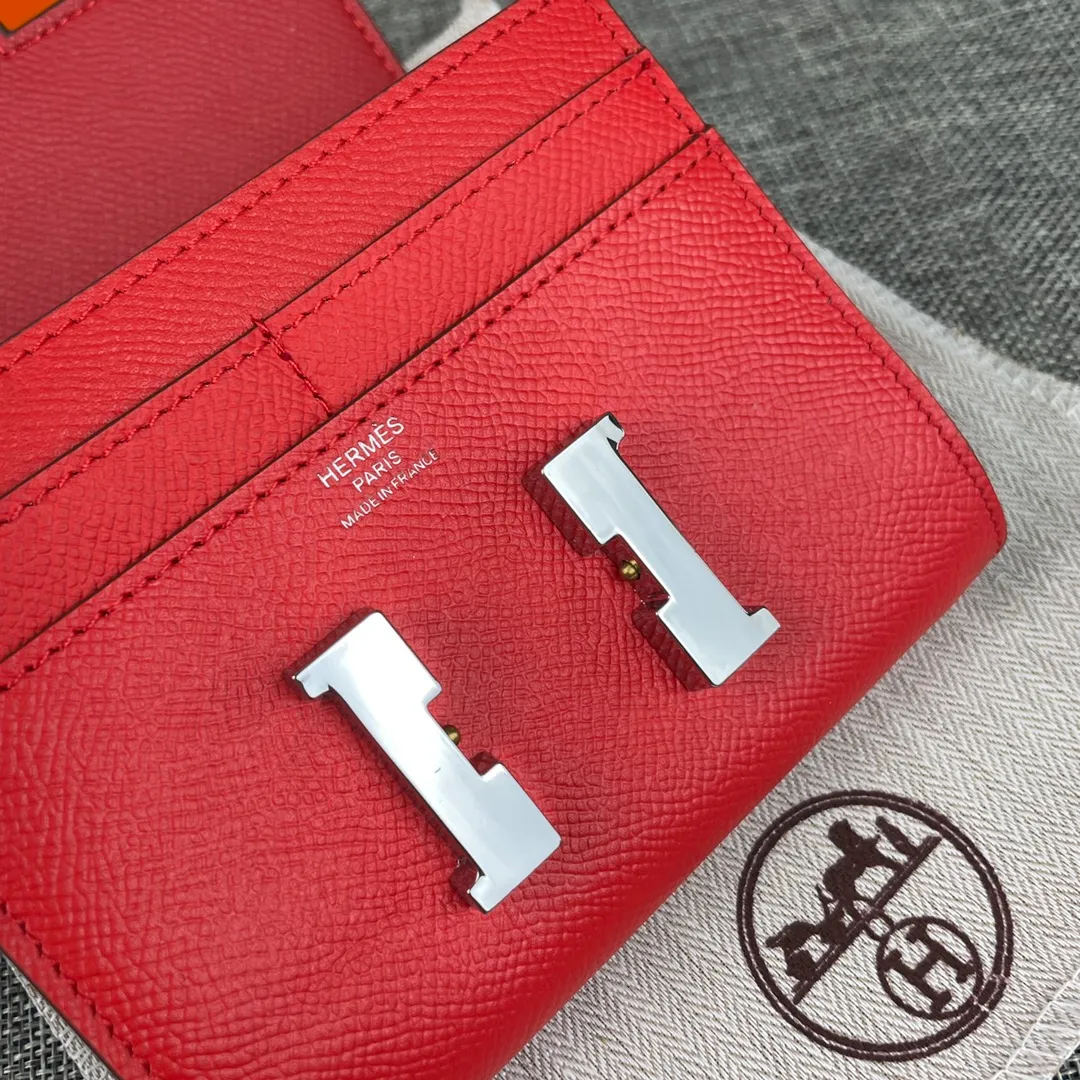 Hermes Constance p250💰 Model: 537 Palm pattern silver buckle Size: 13*11.8cm. Hermes🇫🇷Overseas🇫🇷Imported palm pattern cowhide, soft and comfortable to the touch. The original replica is matched with silver hardware, exquisite and elegant, and has the original OEM code inside. The oil edges are straight and smooth🎈There are two cash slots, a zipper pocket, and 3 card slots🚚