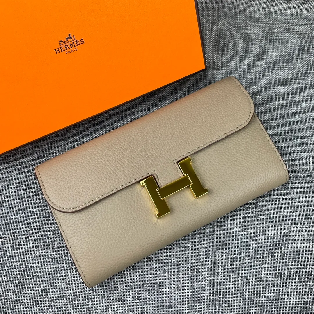 Hermes Constance p270💰 Hermes model: 539 gold buckle togo leather size: 22*11cm 🇫🇷Overseas🇫🇷Imported Togo cowhide, soft and comfortable to the touch. The original replica is matched with gold hardware and has the original OEM code inside. It is exquisite and elegant, and the oil edges are straight and smooth🎈There are two large note slots, a zipper pocket, and 12 card slots inside🚚