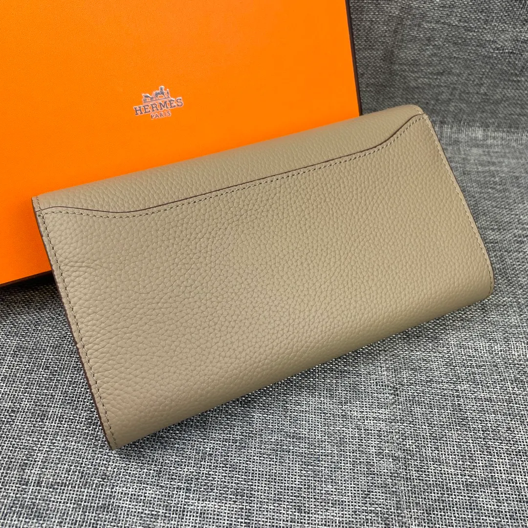 Hermes Constance p270💰 Hermes model: 539 gold buckle togo leather size: 22*11cm 🇫🇷Overseas🇫🇷Imported Togo cowhide, soft and comfortable to the touch. The original replica is matched with gold hardware and has the original OEM code inside. It is exquisite and elegant, and the oil edges are straight and smooth🎈There are two large note slots, a zipper pocket, and 12 card slots inside🚚