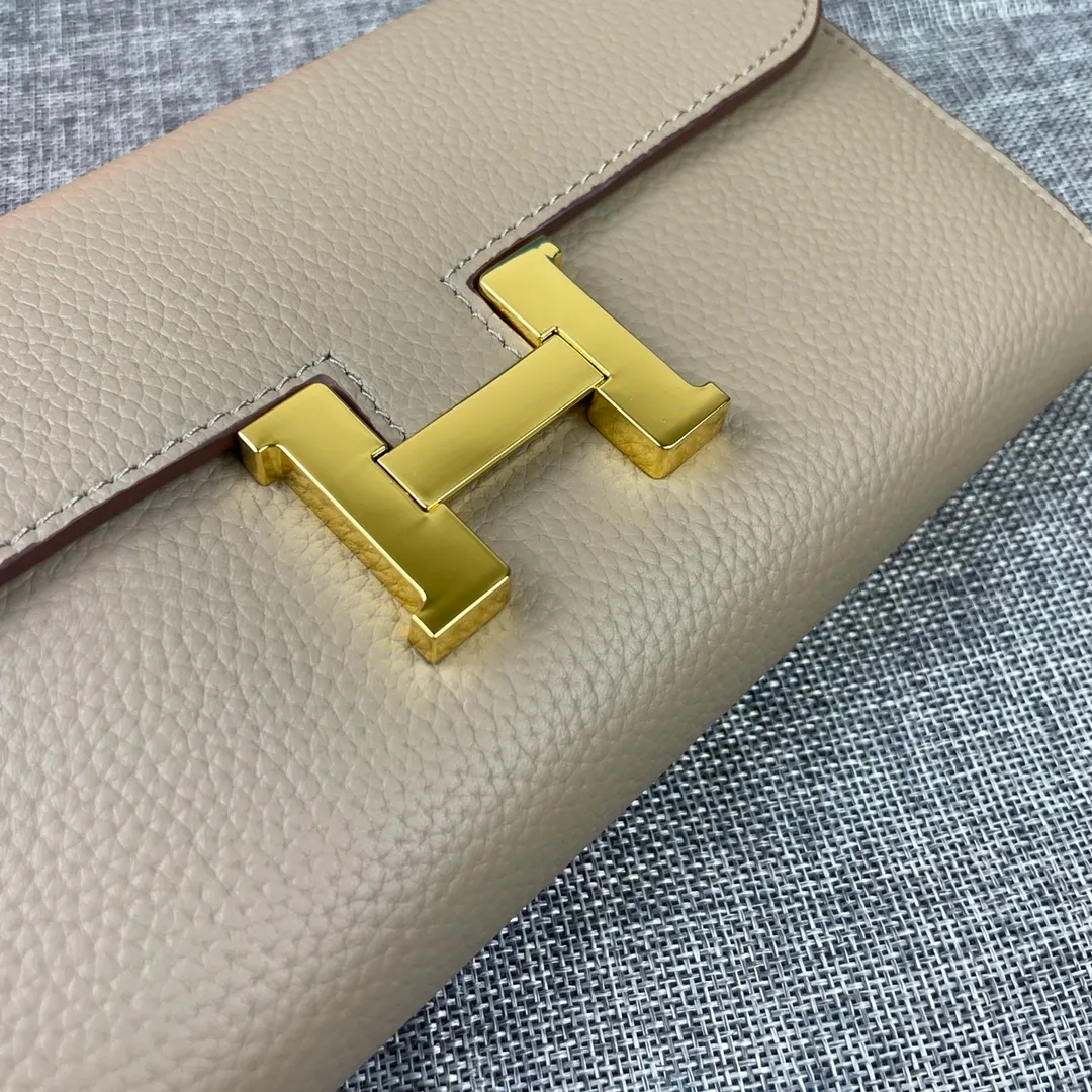 Hermes Constance p270💰 Hermes model: 539 gold buckle togo leather size: 22*11cm 🇫🇷Overseas🇫🇷Imported Togo cowhide, soft and comfortable to the touch. The original replica is matched with gold hardware and has the original OEM code inside. It is exquisite and elegant, and the oil edges are straight and smooth🎈There are two large note slots, a zipper pocket, and 12 card slots inside🚚