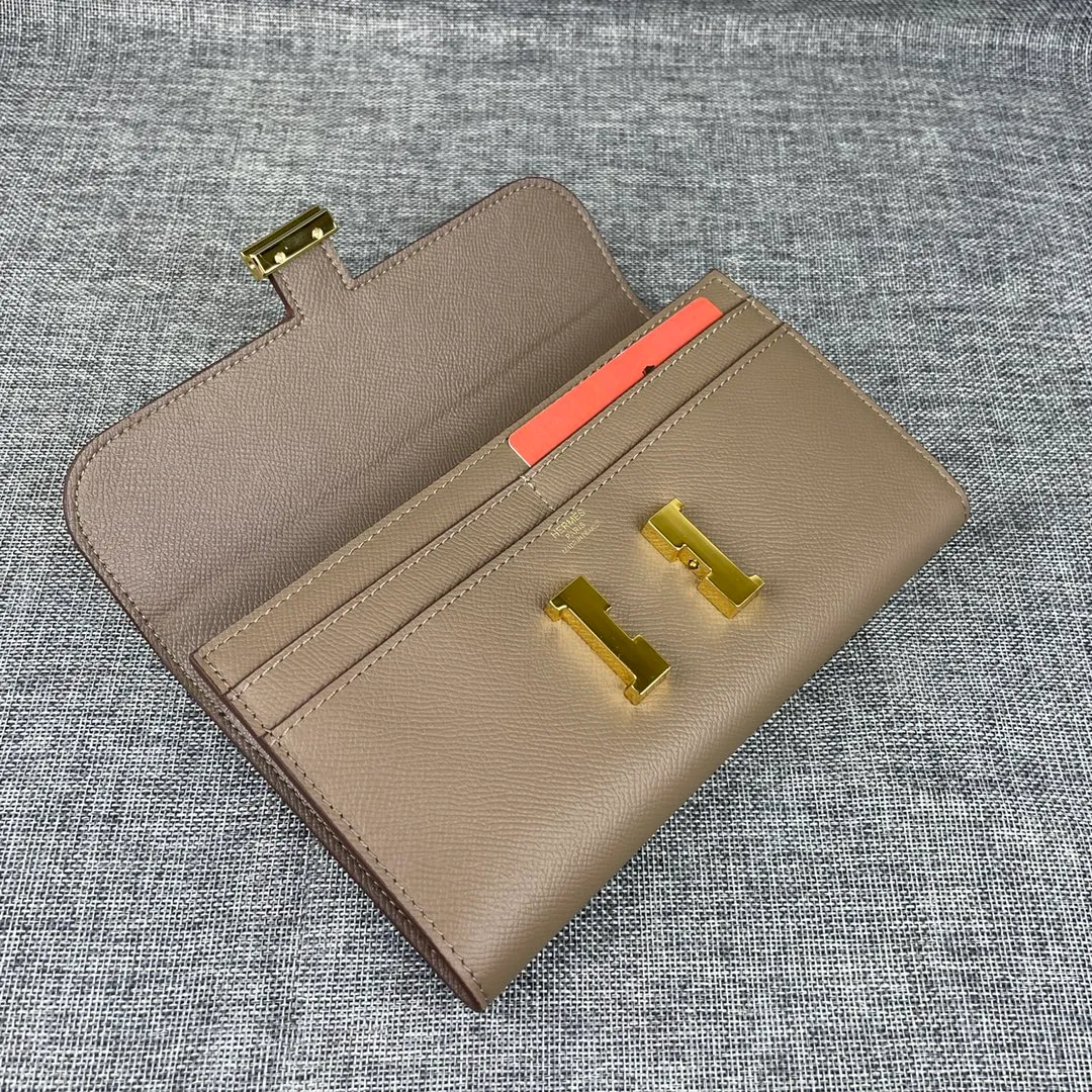 Hermes Constance Original Order p290💰 Model: 539 Palm Pattern Gold Buckle Size: 22*11cm Hermes🇫🇷Overseas🇫🇷Imported cowhide, soft and comfortable to the touch. Counter version, OEM code inside, original replica with gold hardware, exquisite and elegant, oil edge is straight and smooth🎈There are two large note slots, a zipper pocket, and 12 card slots🚚
