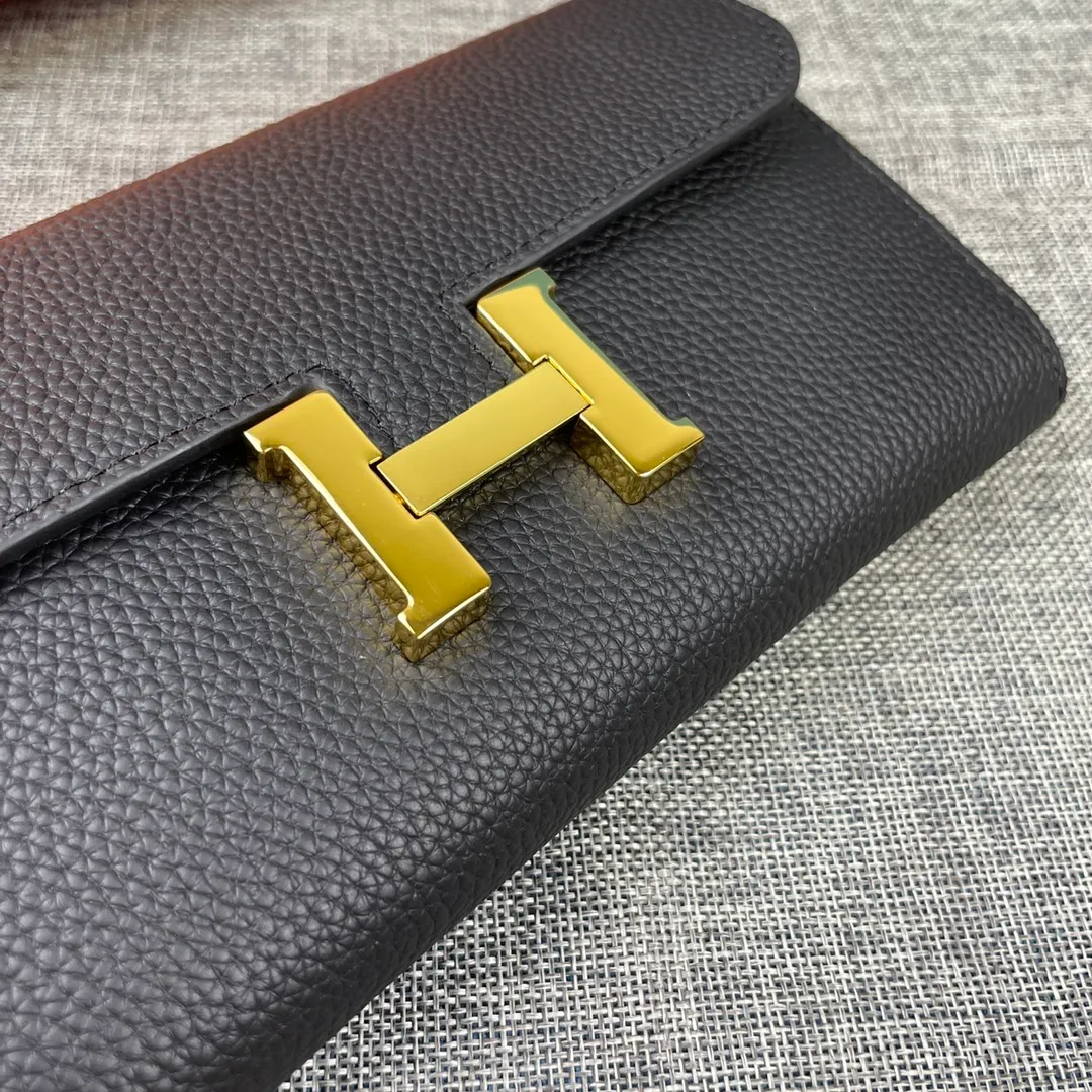Hermes Constance p270💰 Hermes model: 539 gold buckle togo leather size: 22*11cm 🇫🇷Overseas🇫🇷Imported Togo cowhide, soft and comfortable to the touch. The original replica is matched with gold hardware and has the original OEM code inside. It is exquisite and elegant, and the oil edges are straight and smooth🎈There are two large note slots, a zipper pocket, and 12 card slots inside🚚
