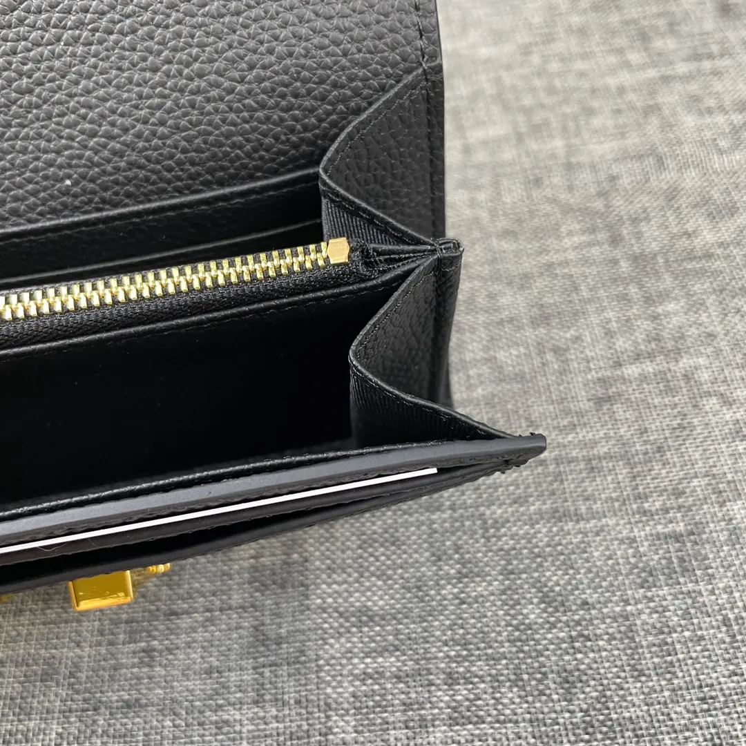 Hermes Constance p270💰 Hermes model: 539 gold buckle togo leather size: 22*11cm 🇫🇷Overseas🇫🇷Imported Togo cowhide, soft and comfortable to the touch. The original replica is matched with gold hardware and has the original OEM code inside. It is exquisite and elegant, and the oil edges are straight and smooth🎈There are two large note slots, a zipper pocket, and 12 card slots inside🚚