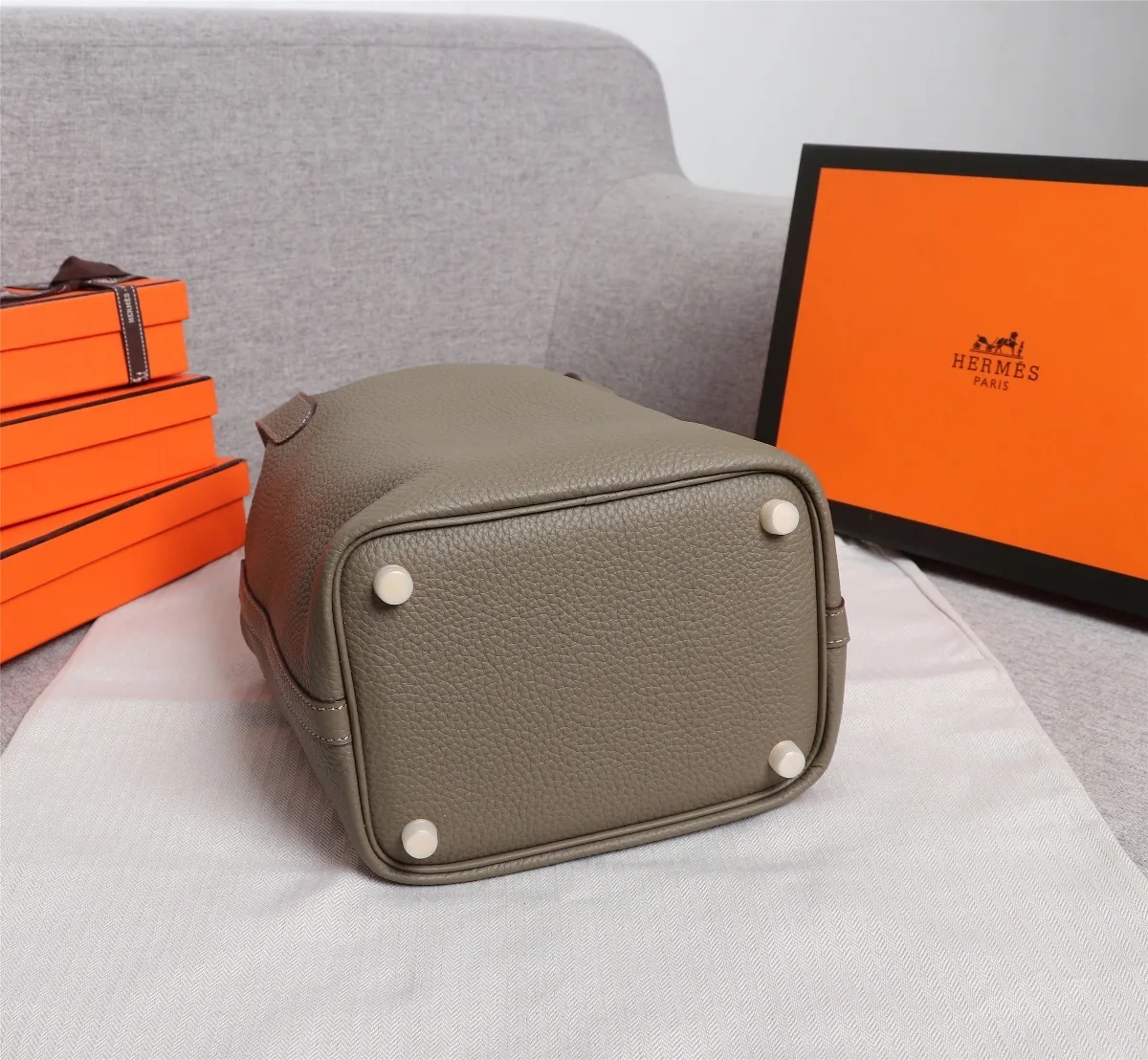 All Categories Official Website "Brand Women's Bags" Women's Bags 💙 Hermes Small Size 58002400 Large Size 58002600 We are all repeat customers. If you can only bring one bag when traveling, it must be the Hermès vegetable basket picotin... Reason: ️The bag shape is casual and elegant, and it can be easily matched with many clothes worn when traveling.