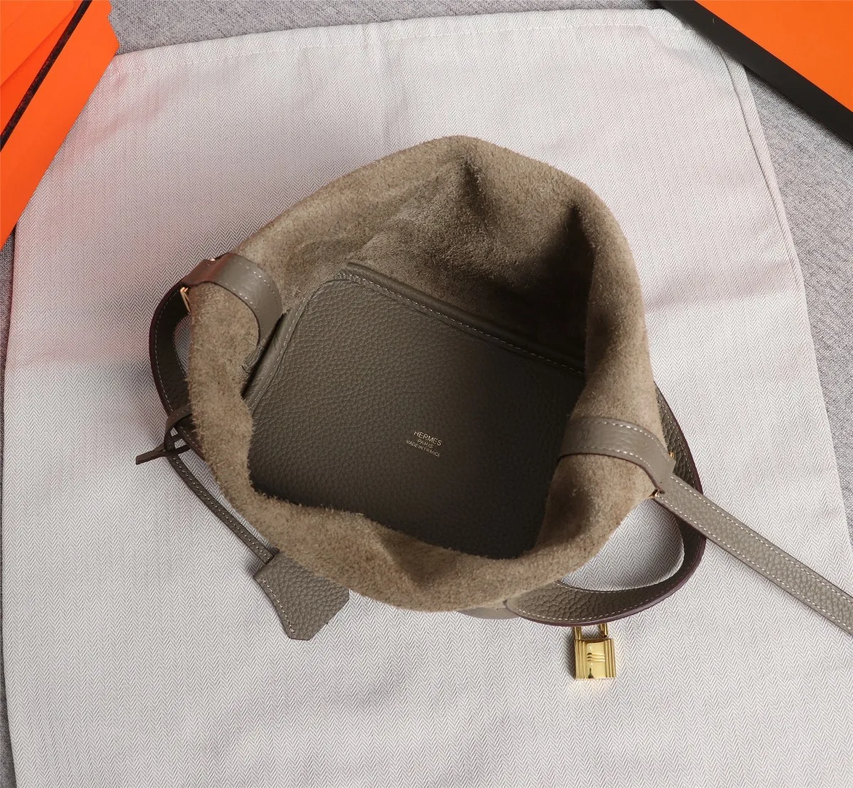 All Categories Official Website "Brand Women's Bags" Women's Bags 💙 Hermes Small Size 58002400 Large Size 58002600 We are all repeat customers. If you can only bring one bag when traveling, it must be the Hermès vegetable basket picotin... Reason: ️The bag shape is casual and elegant, and it can be easily matched with many clothes worn when traveling.