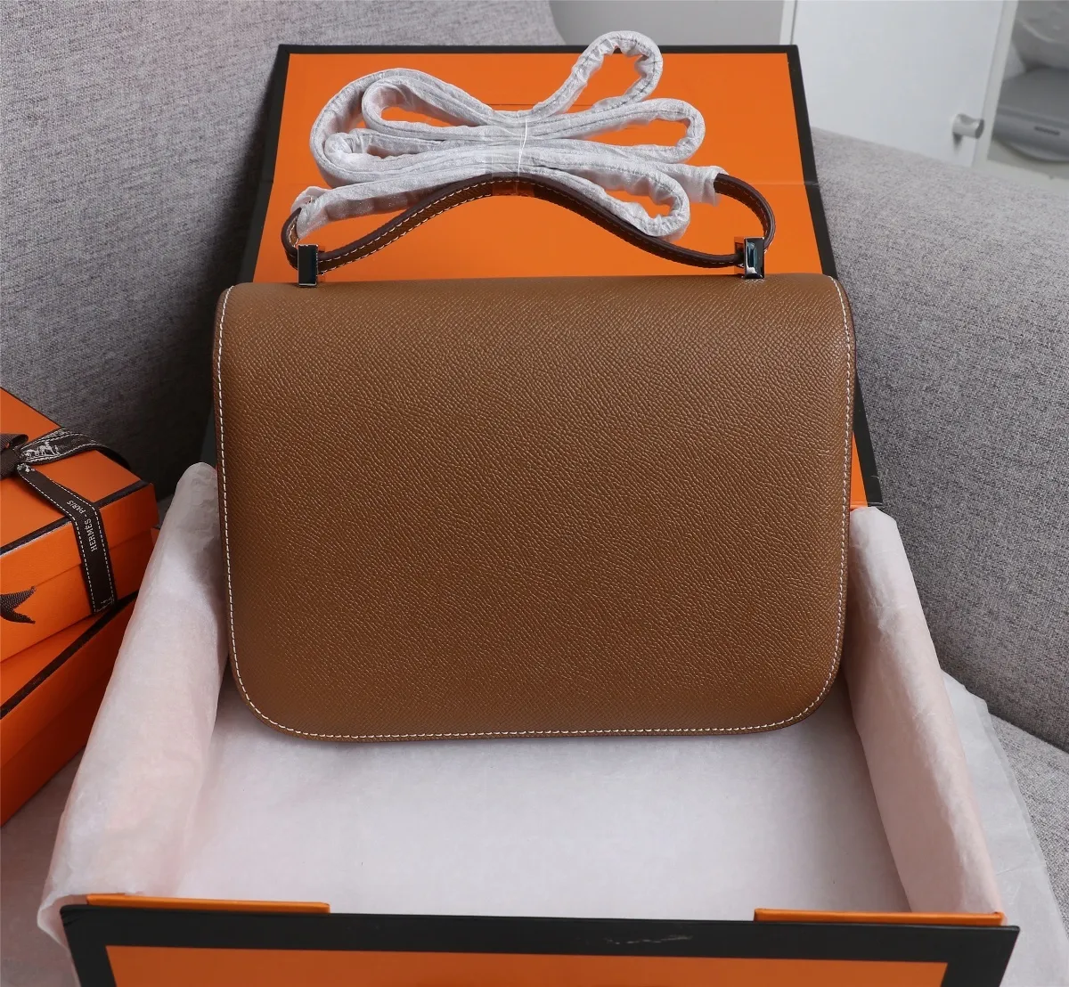 All categories Official website "Brand Women's Bags" Women's bags 💙 Hermes Hermès Made in France Large size 58002800 Small size 58002600 constance stewardess bag ☣️Genuine epsom leather pure steel silver-plated buckle Genuine leather source super good feel Accessories stainless steel laser logo perfect flip arc and three-dimensionality