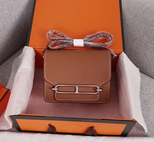 All Categories Official Website "Brand Women's Bags" Women's Bags 💙 Hermes Small Size 58002600 Large Size 58002800 Hermes Yang Mi's same style pig nose is available for sale now. It is so beautiful in person that it refuses huge profits. The lines are clear. The leather is comfortable original leather, with a fashionable pig nose-shaped buckle. The stitching is neat and fine, and the oil edge can only appear after repeated repetitions.